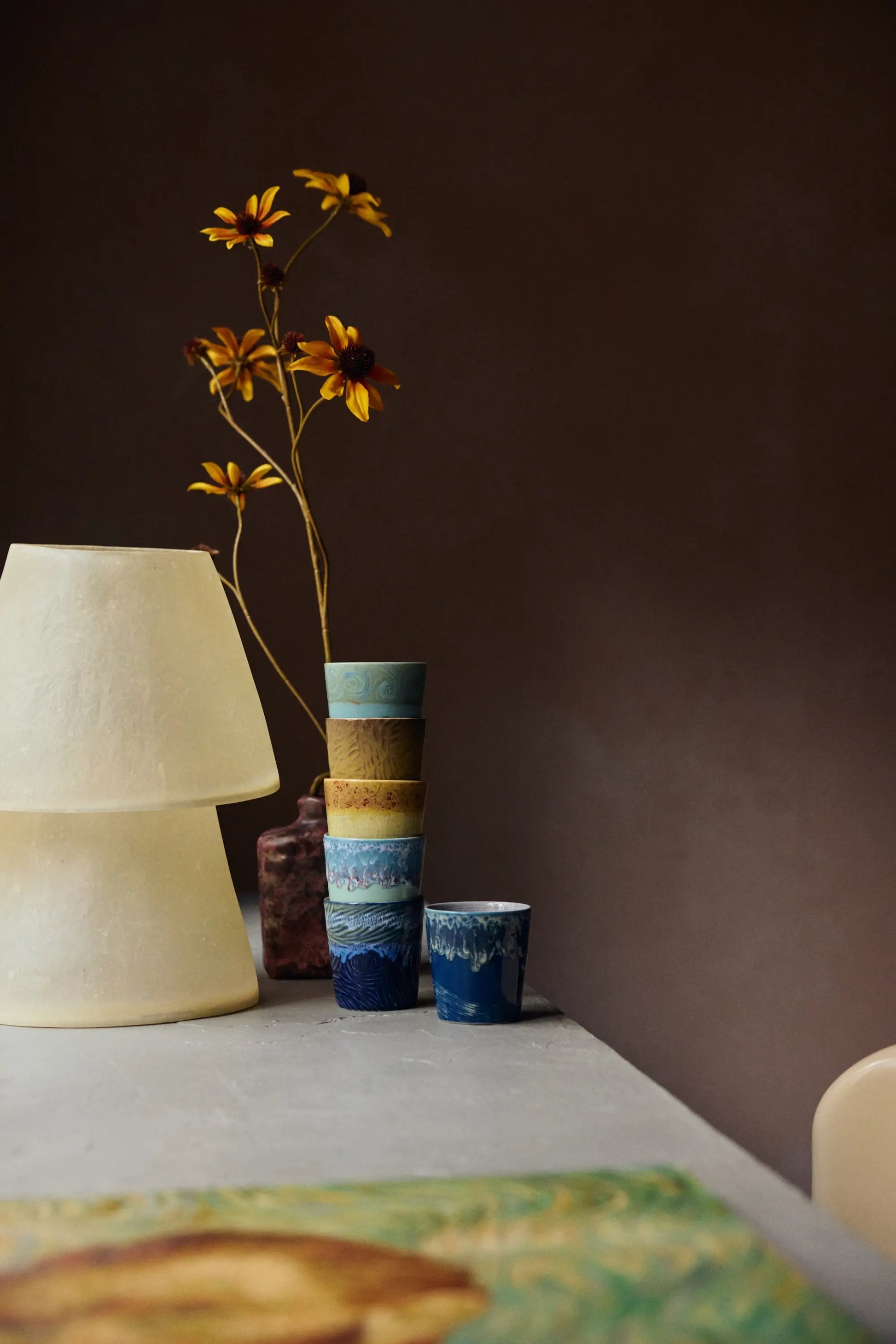 Tasses à café Van Gogh sur une étagère en pierre