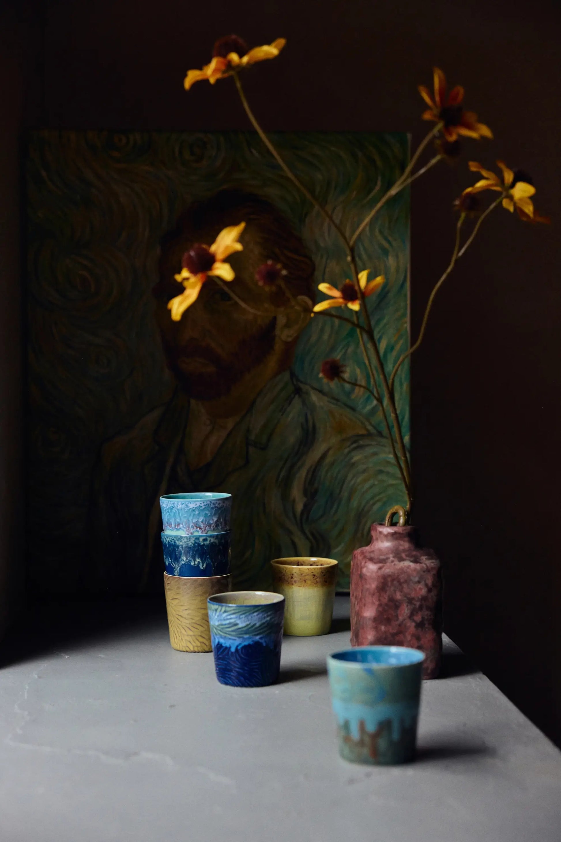 Tasses à café Van Gogh devant le tableau "Self Portrait" de l'artiste