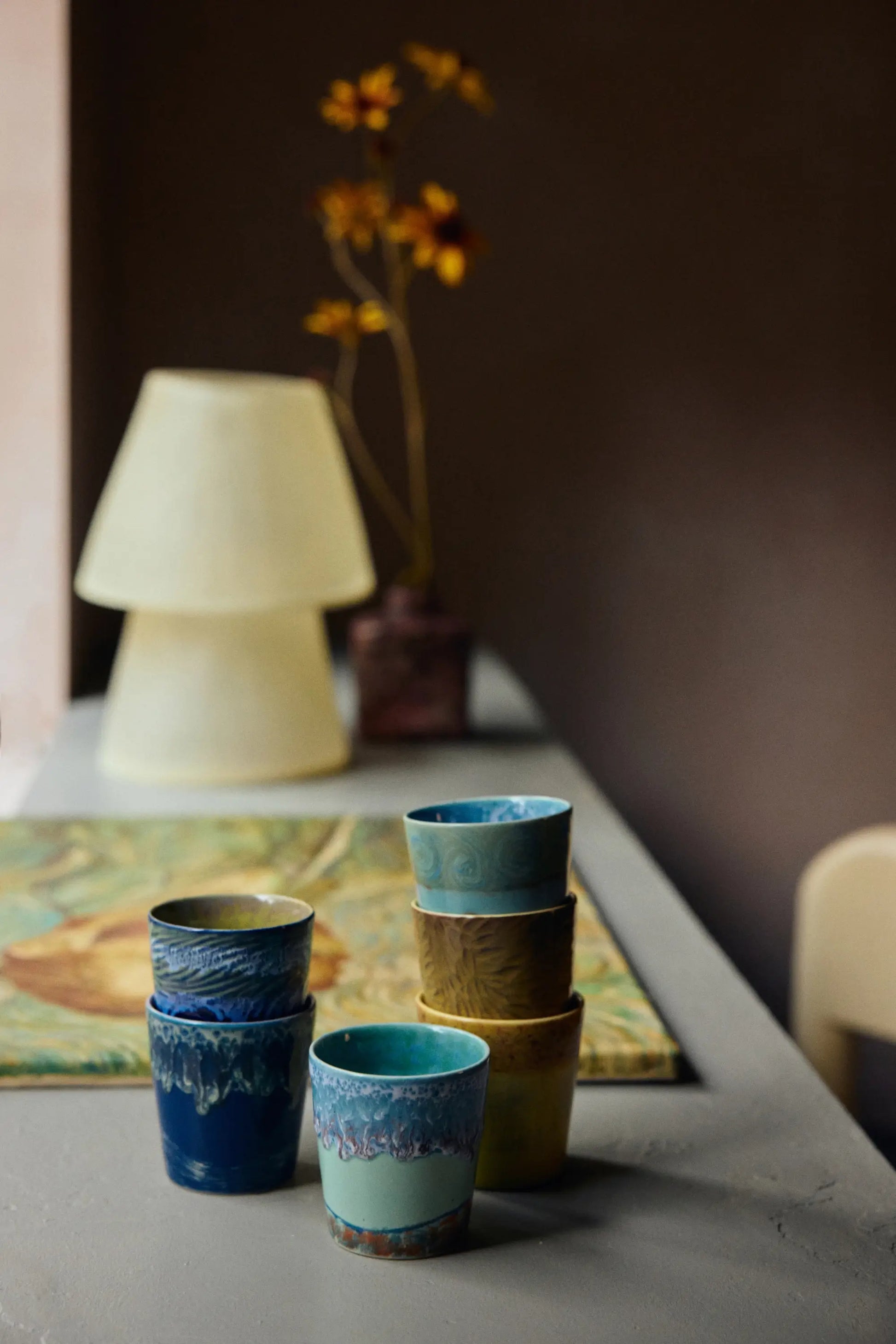 Tasse à café Van Gogh empilées sur un bureau gris