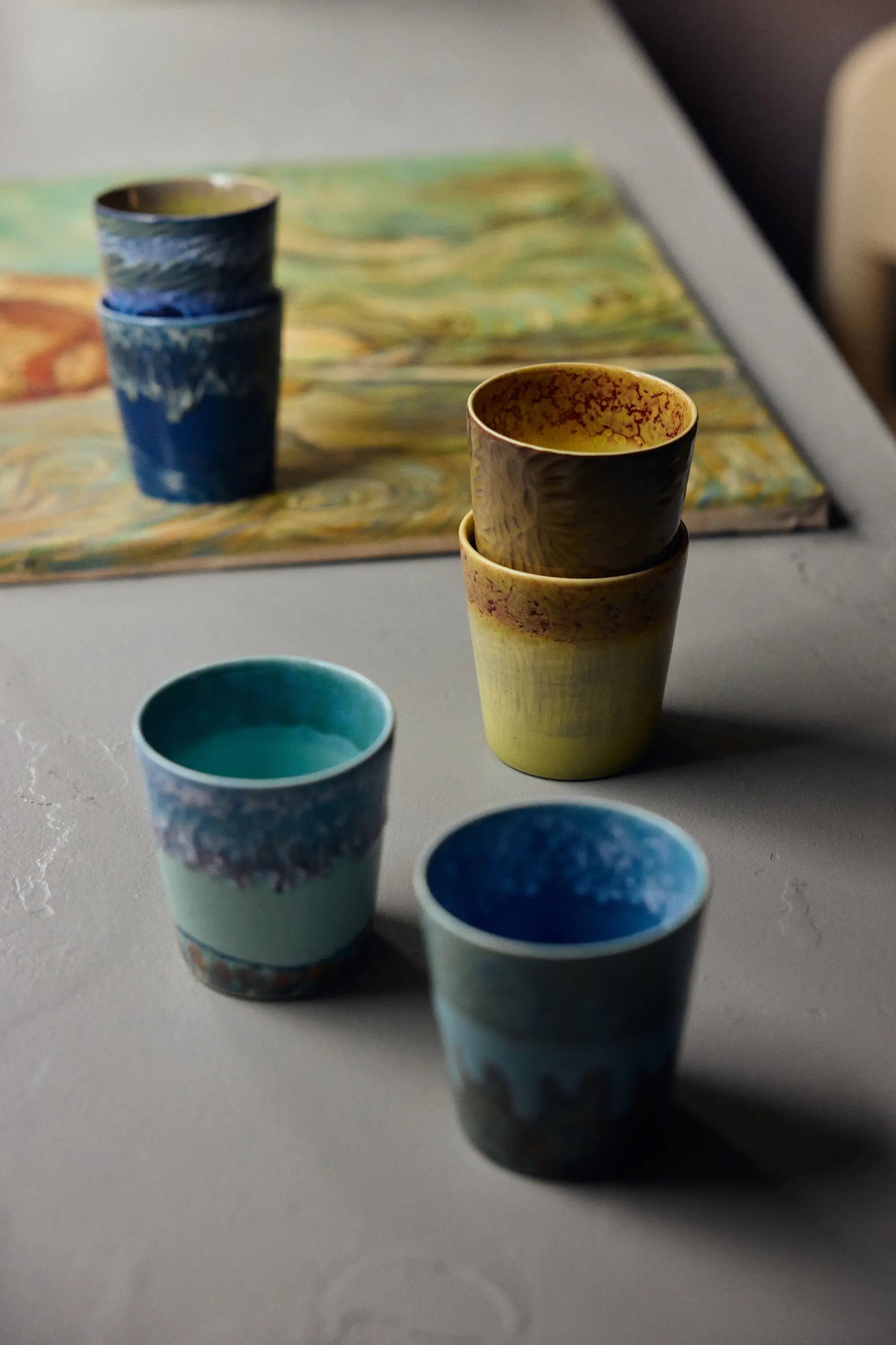 Tasses à café Van Gogh sur une table