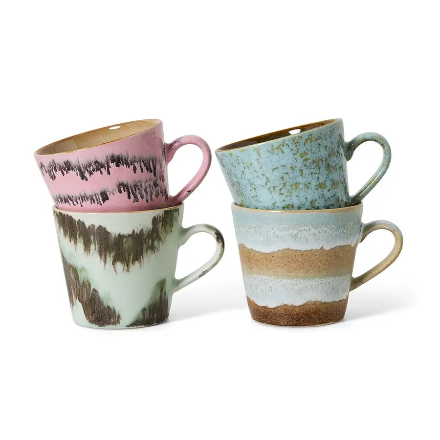 Tasses Cappuccino Dada empilées sur fond blanc