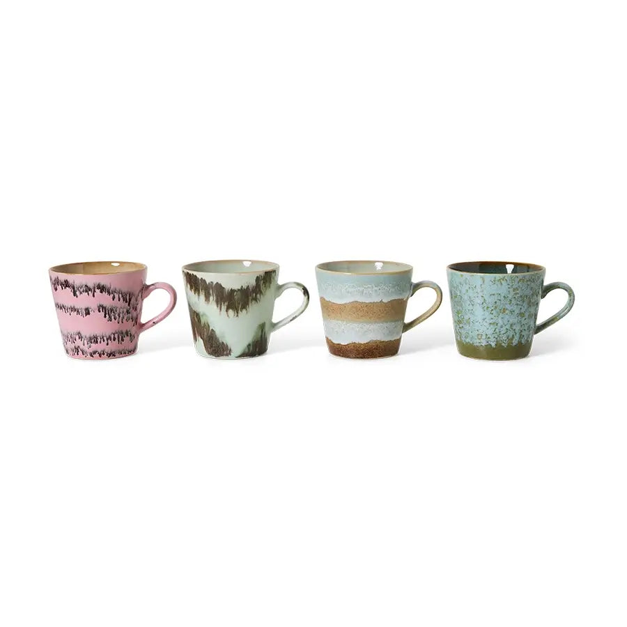 Tasses à Cappuccino Dada alignées sur fond blanc