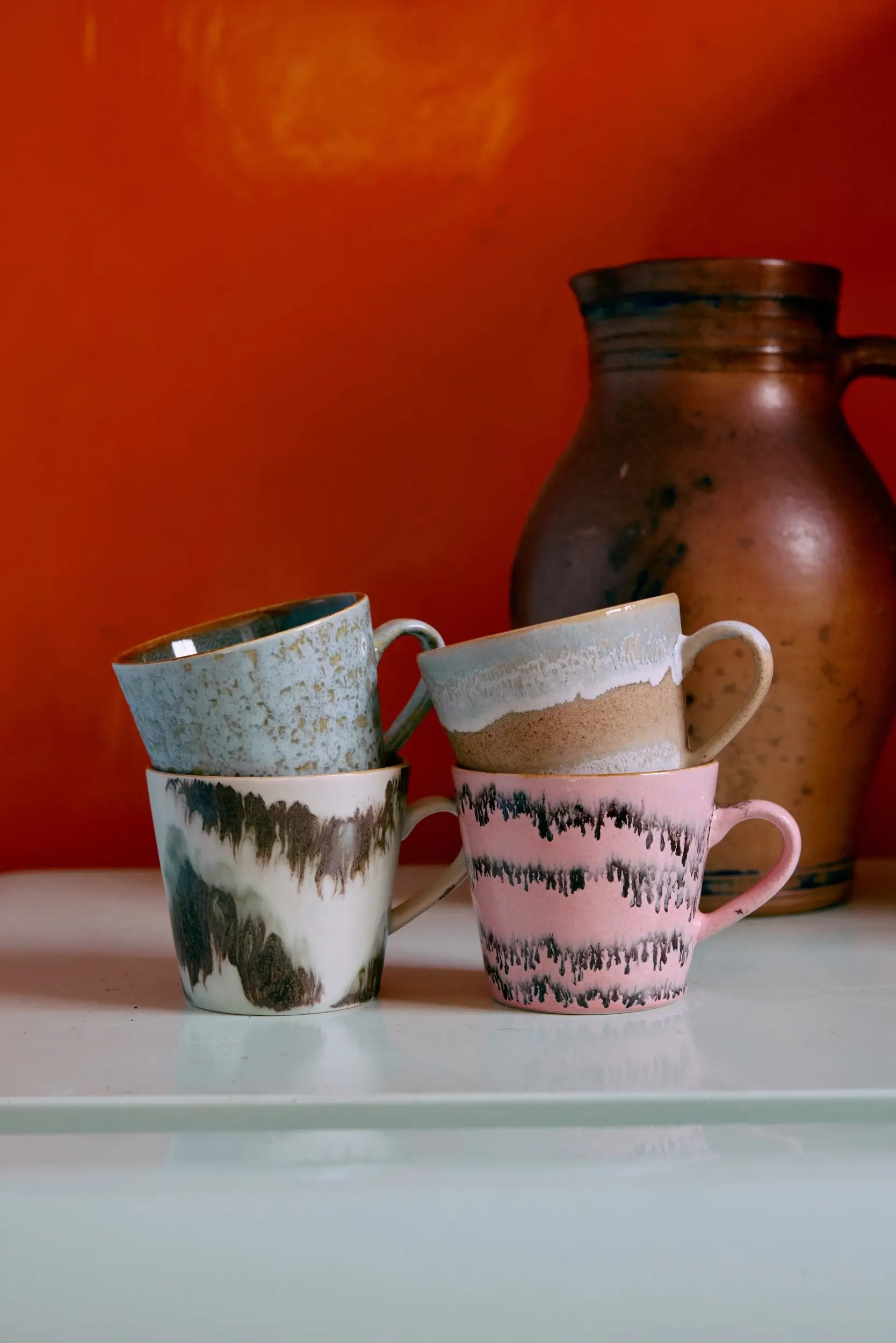 Tasses à cappuccino Dada empilées sur un buffet