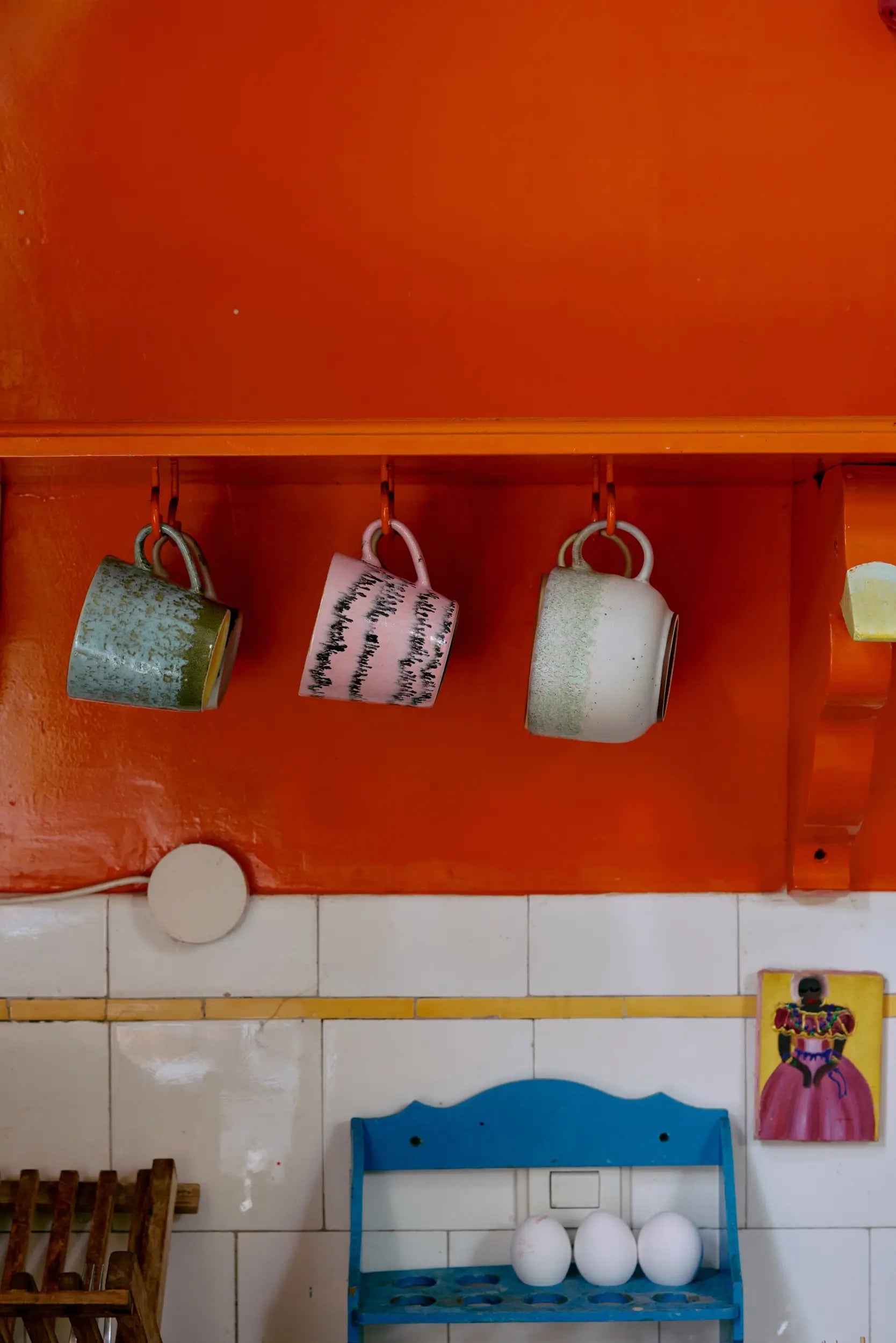 Tasses à cappuccino Dada suspendues dans une cuisine