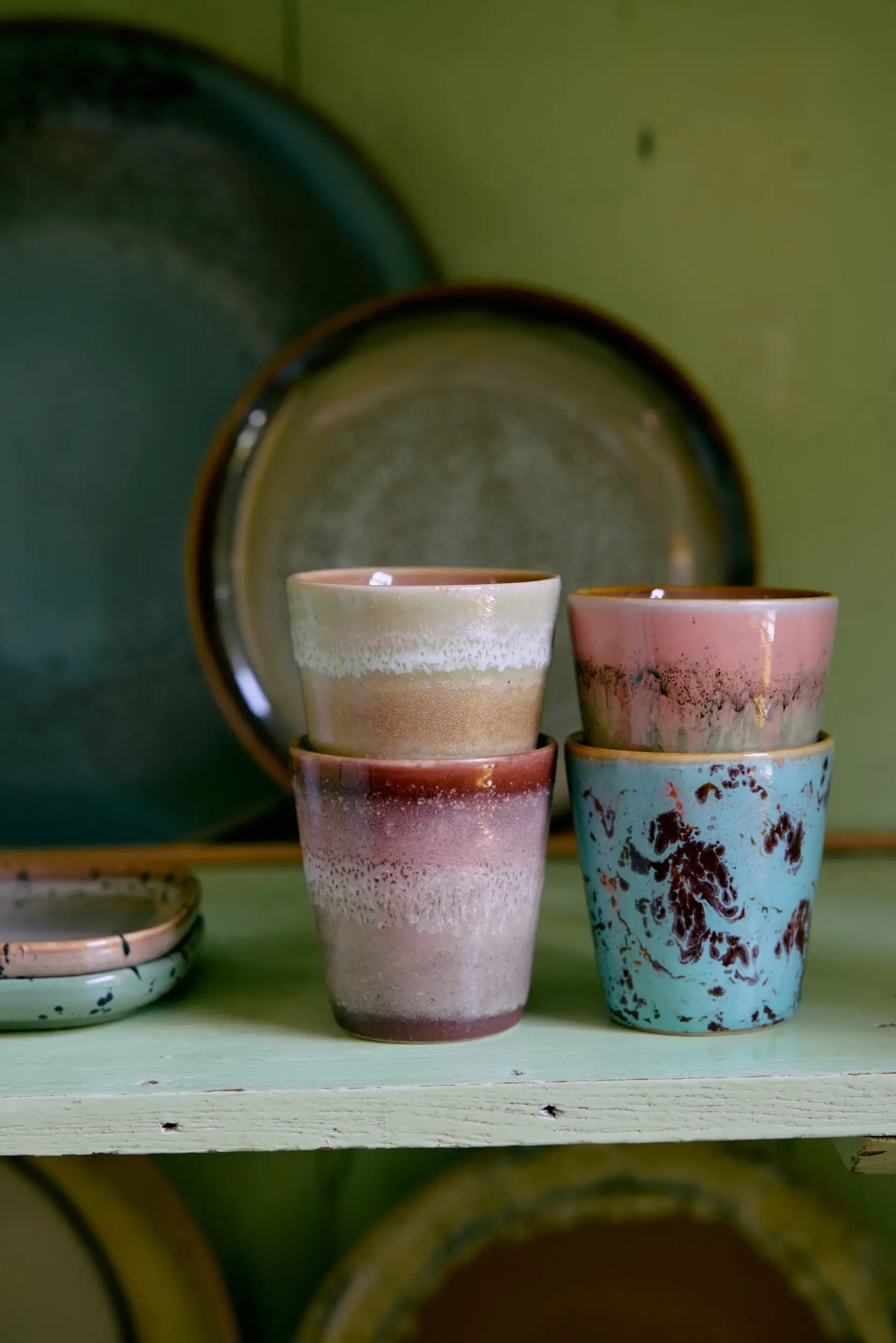 Tasses Futurism dans un vaisselier