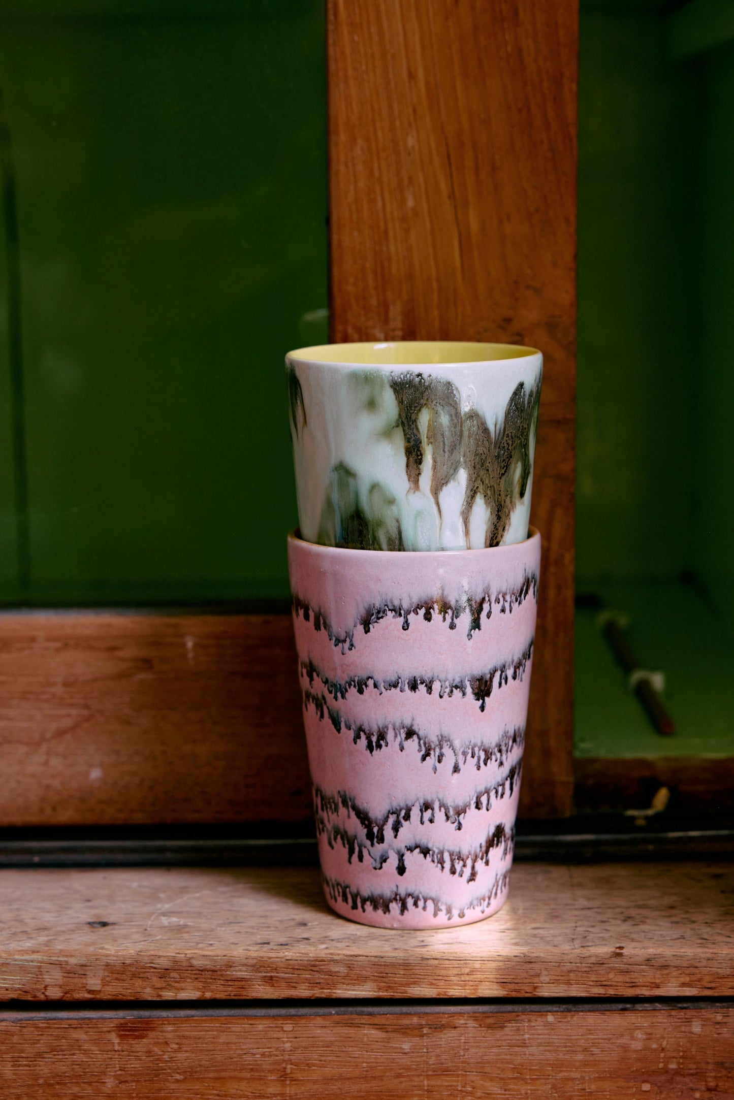 Tasses à Thé Baroque sur un meuble en bois