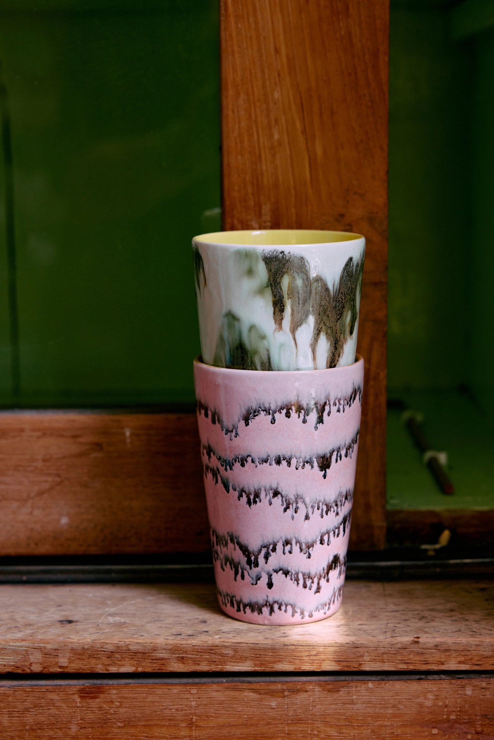 Tasses à Thé Baroque sur un meuble en bois