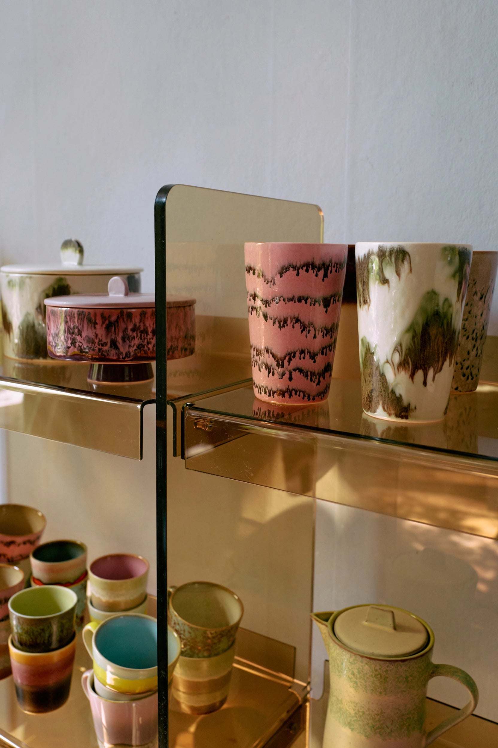 Tasse à thé et café sur une étagère en verre