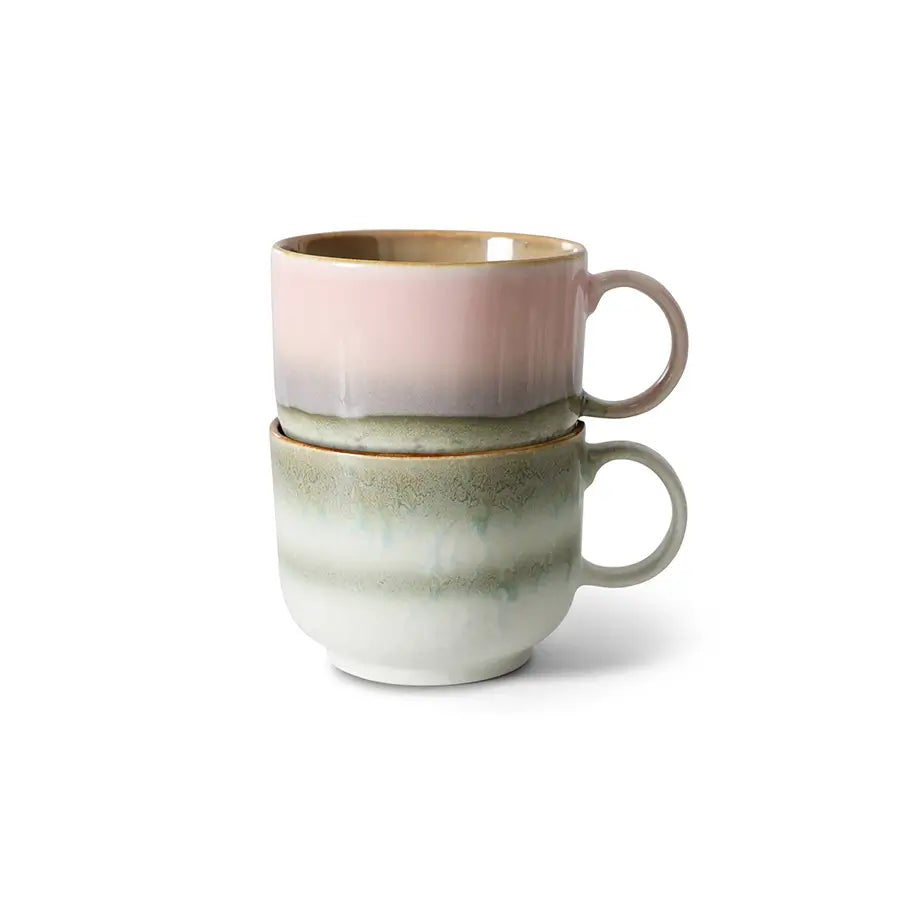 Tasses de thé Nova empilées sur fond blanc