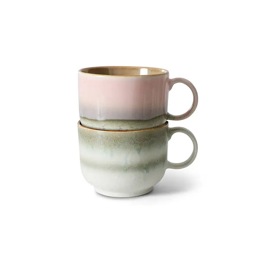 Tasses de thé Nova empilées sur fond blanc