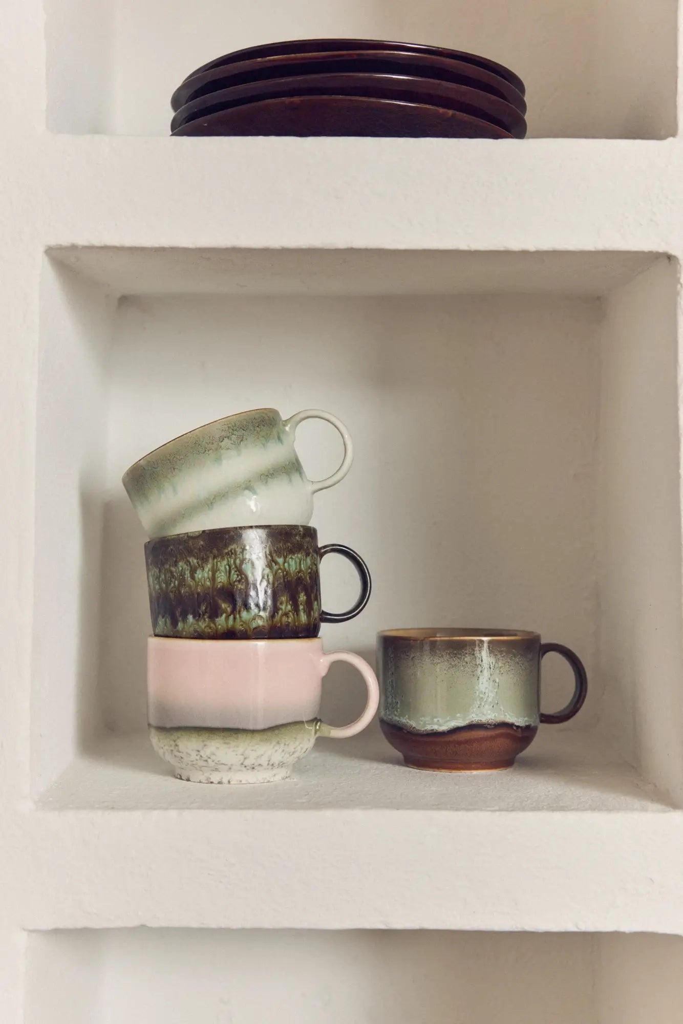 Tasses à thé Nova rangées dans une étagère