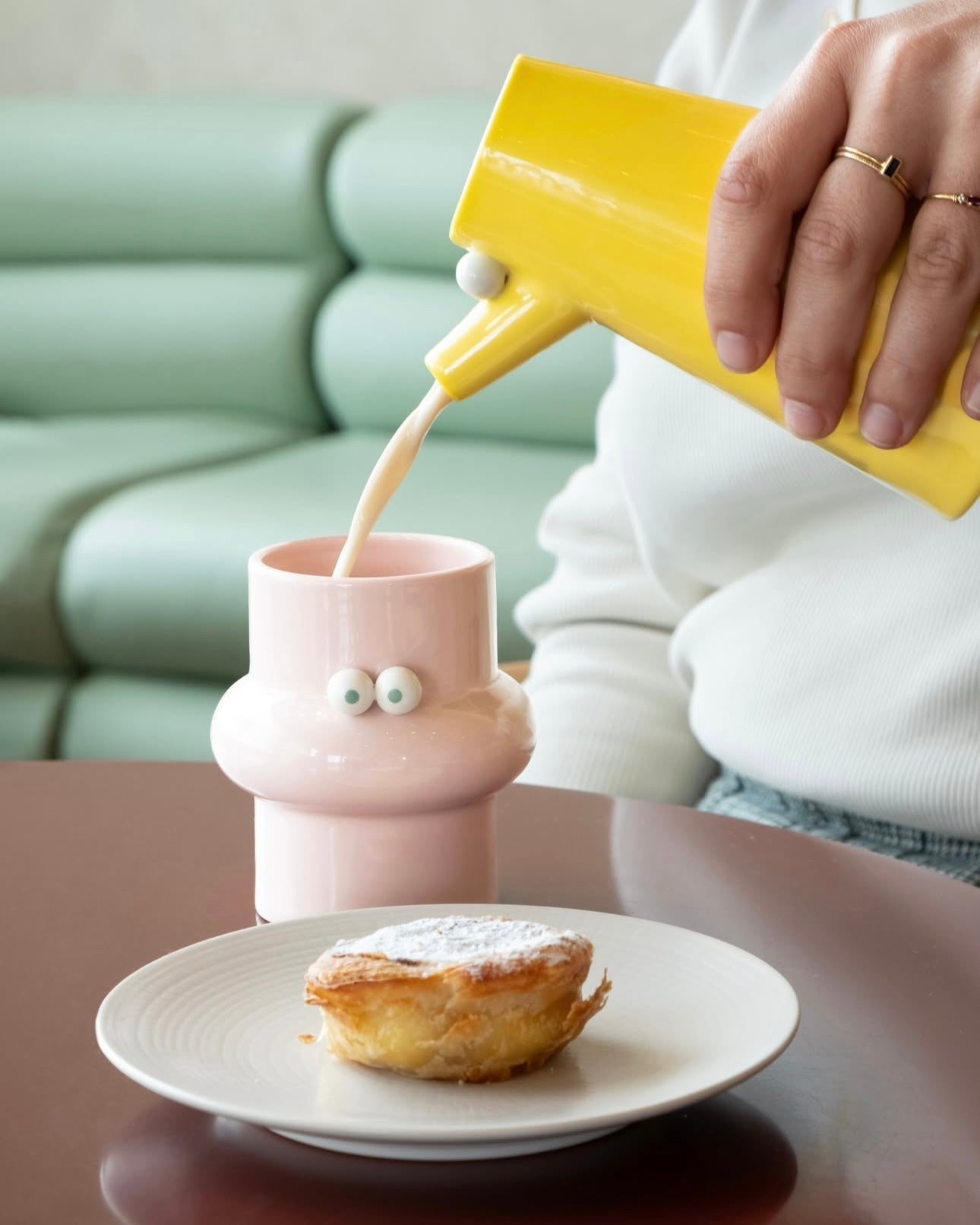 The Jug et Cute Cup - Carafe Jaune et Tasse Rose - Home Studyo x Lucas Zanotto