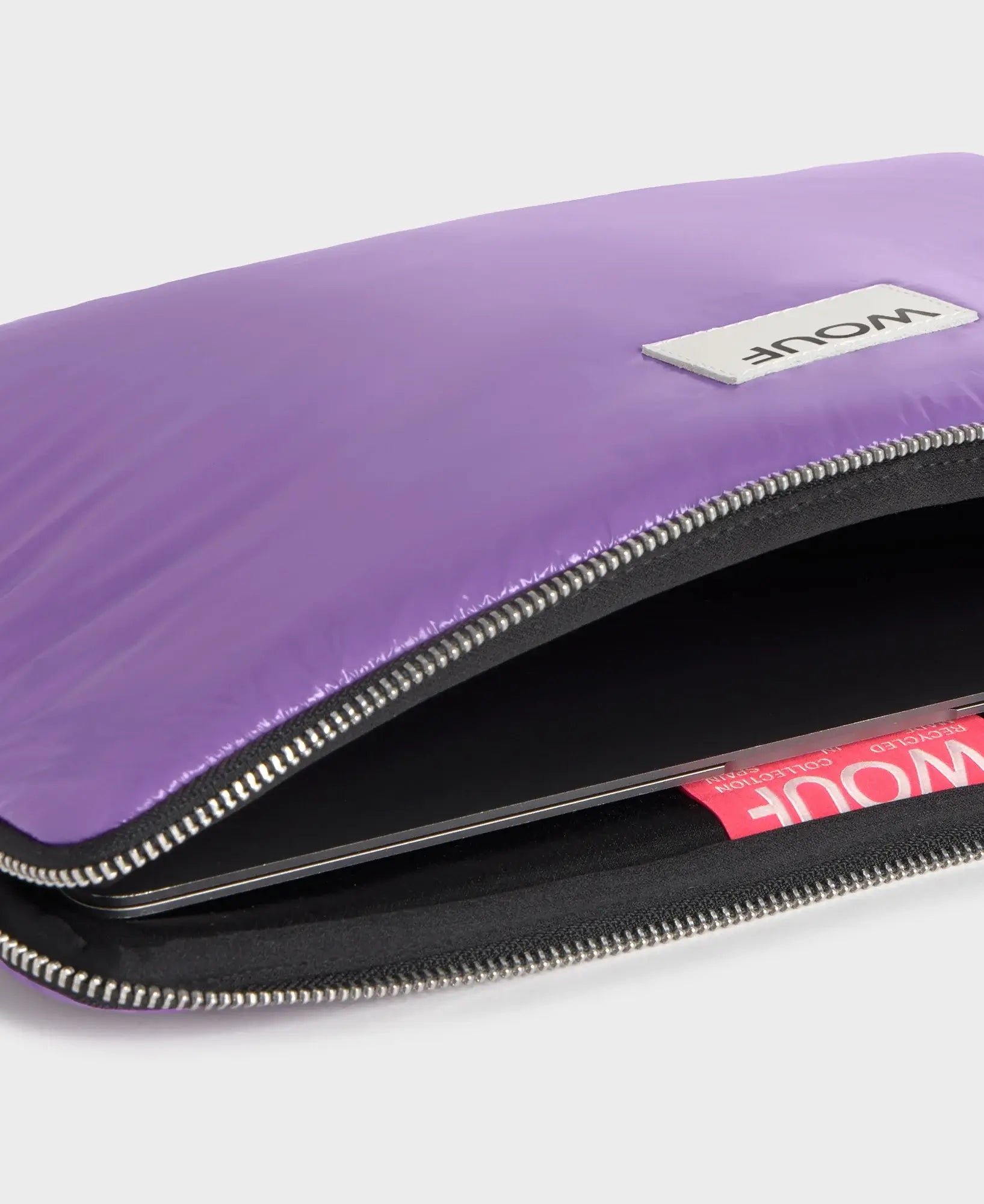 Vue rapprochée de la housse d'ordinateur Wouf couleur Lavender pour 13" & 14"