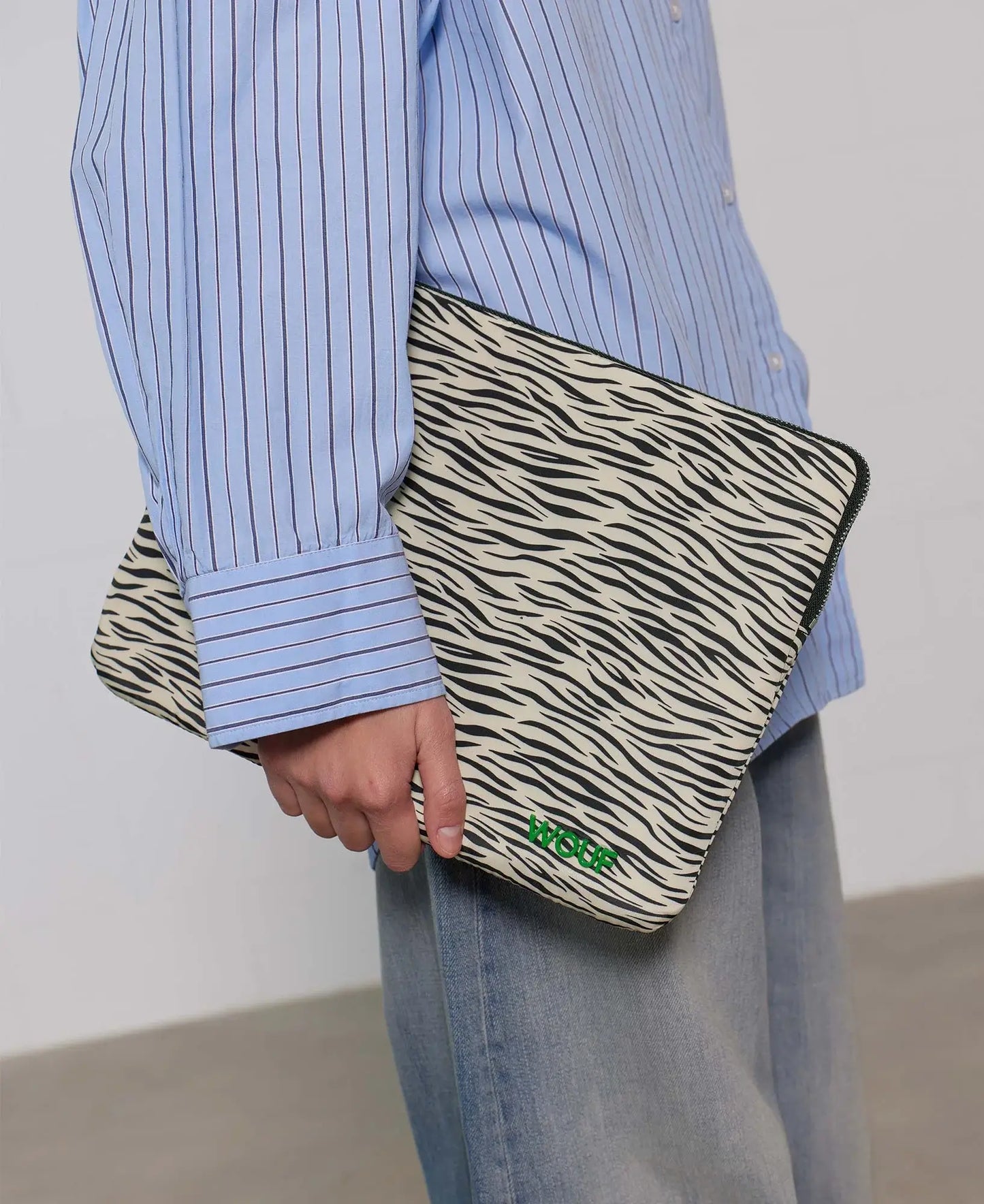 Housse d'ordinateur Zebra Hit de chez Wouf dans les mains d'un mannequin