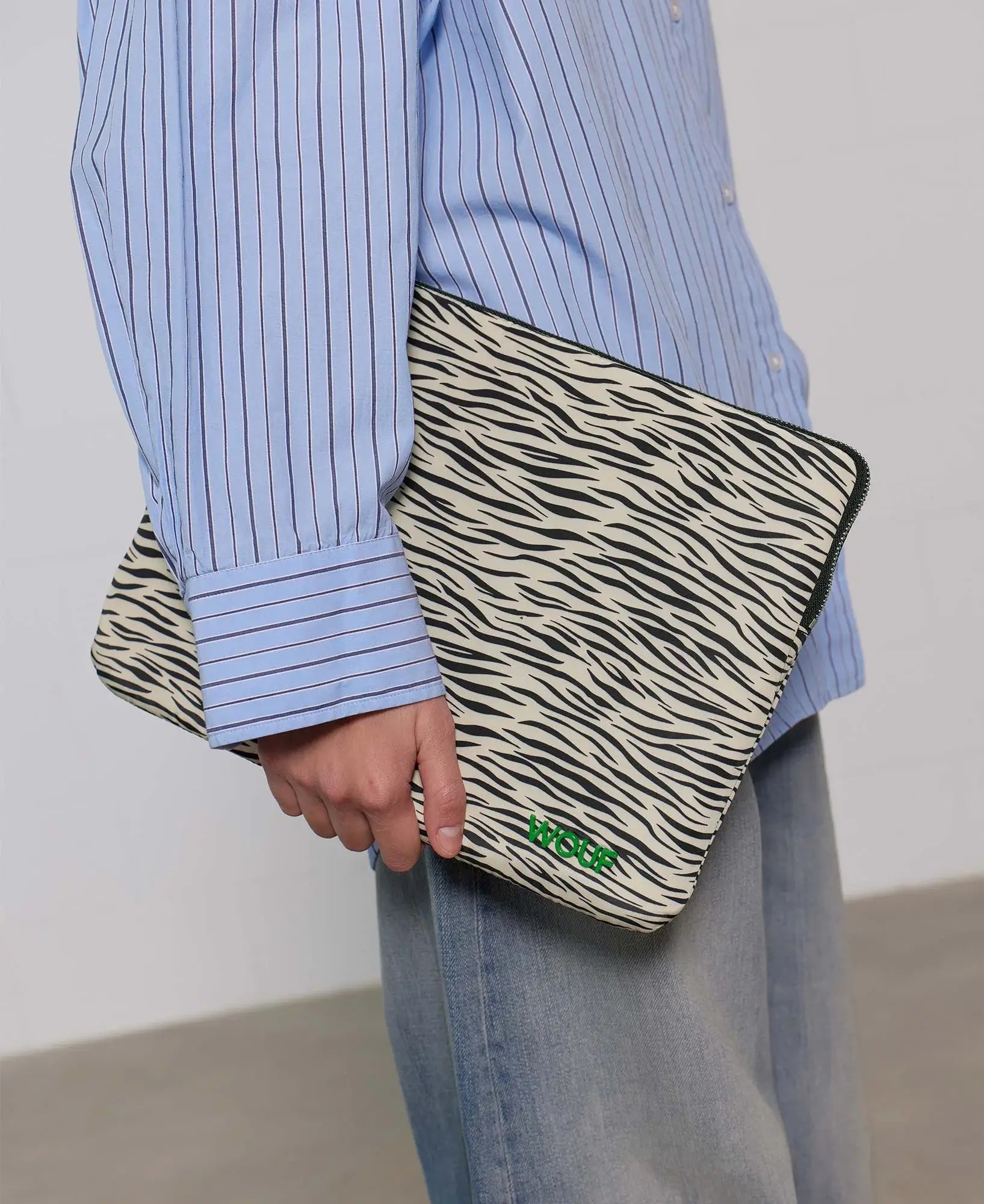 Housse d'ordinateur Zebra Hit de chez Wouf dans les mains d'un mannequin