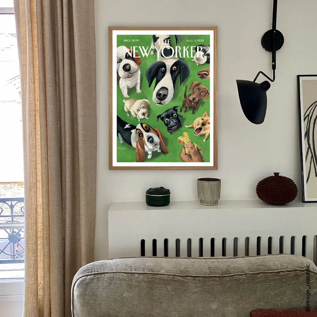 Affiche the New Yorker - Ulriksen - 9 août 2021 Vélin 56x76 dans un salon 
