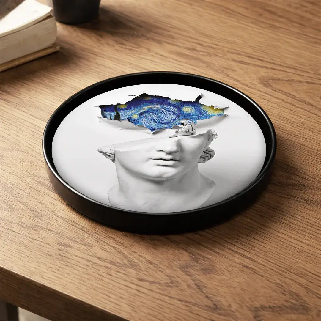 Vide-poches Dreamer avec buste antique, ciel étoilé inspiré de Van Gogh et astronaute, posé sur une table, Independant Republic