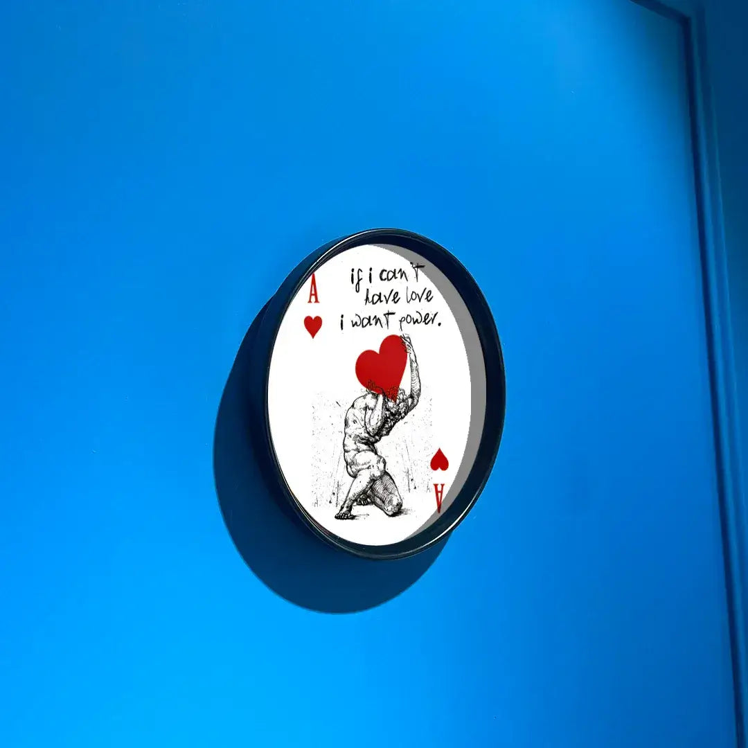 Vide-poches Love or Power avec figure agenouillée et grand cœur rouge, accroché au mur, Independant Republic