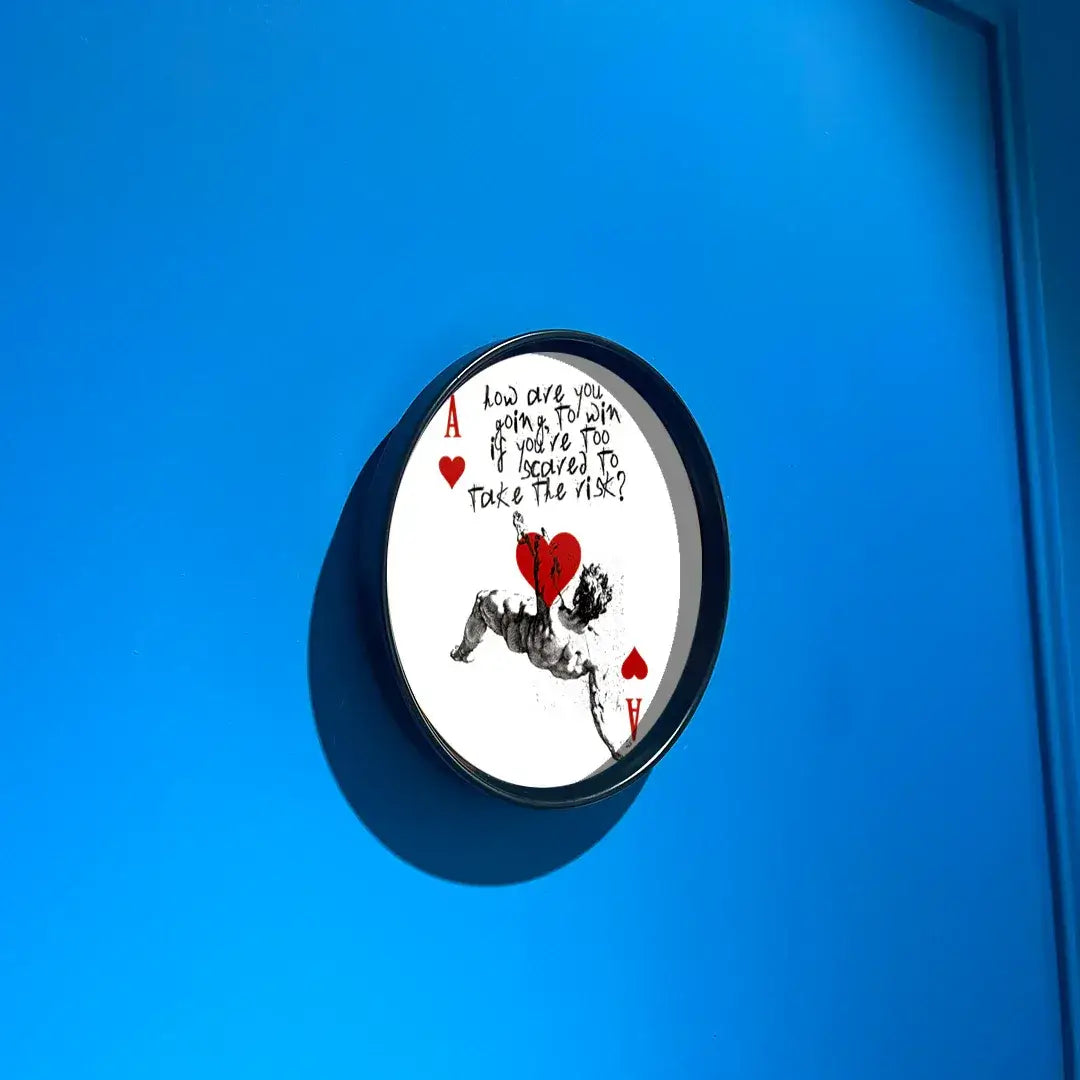 Vide-poches Risktaker avec as de cœur rouge et figure classique, accroché au mur, Independant Republic