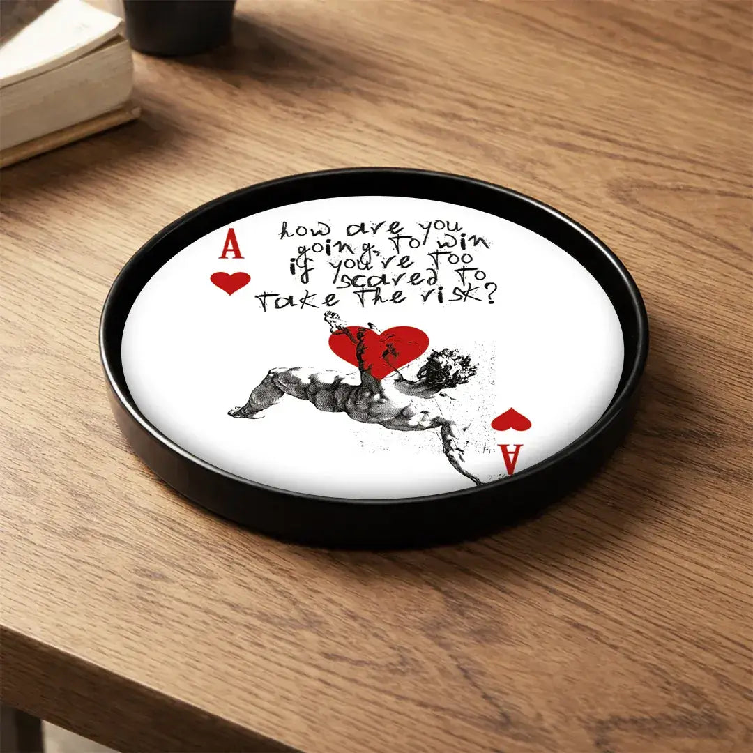Vide-poches Risktaker avec as de cœur rouge et figure classique, posé sur une table, Independant Republic