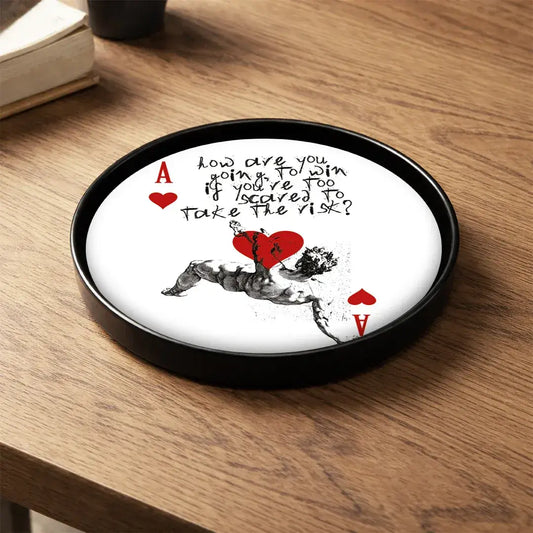 Vide-poches Risktaker avec as de cœur rouge et figure classique, posé sur une table, Independant Republic