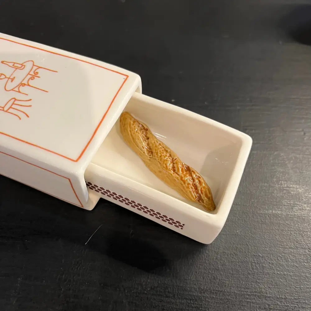 Boite d'allumettes ouverte avec baguette en céramique