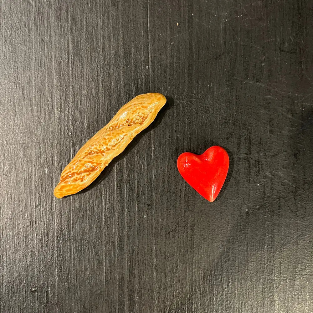 Baguette et cœur rouge en céramiques