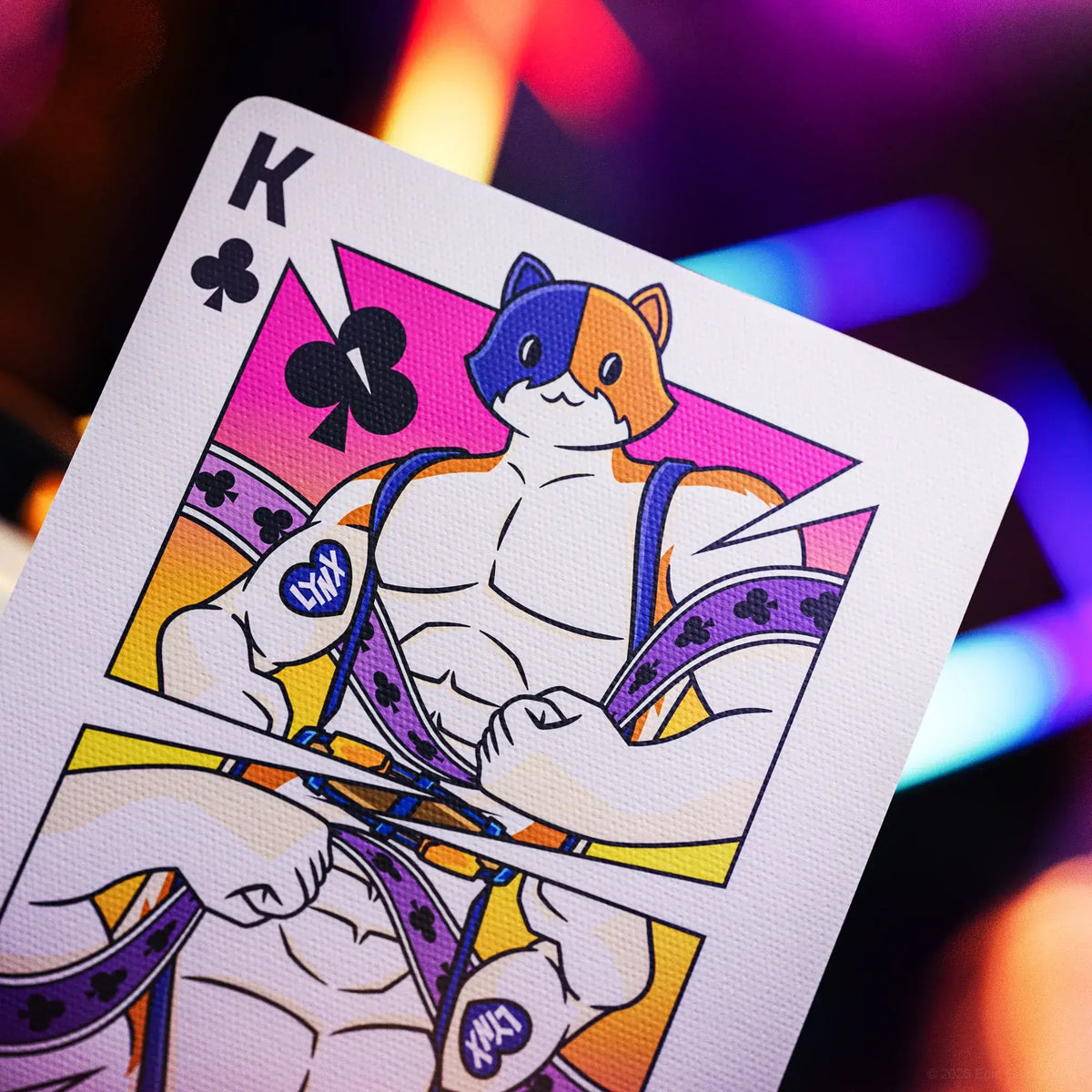 Carte Roi de Trèfle représentant un chat bodybuilder