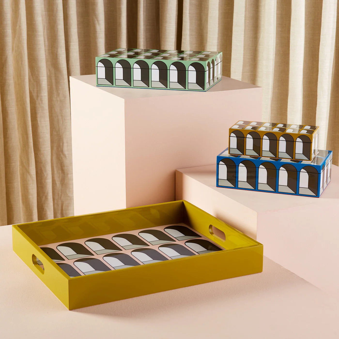 Ensemble des 3 boîtes Arcades de Jonathan Adler présenté avec le plateau Arcade
