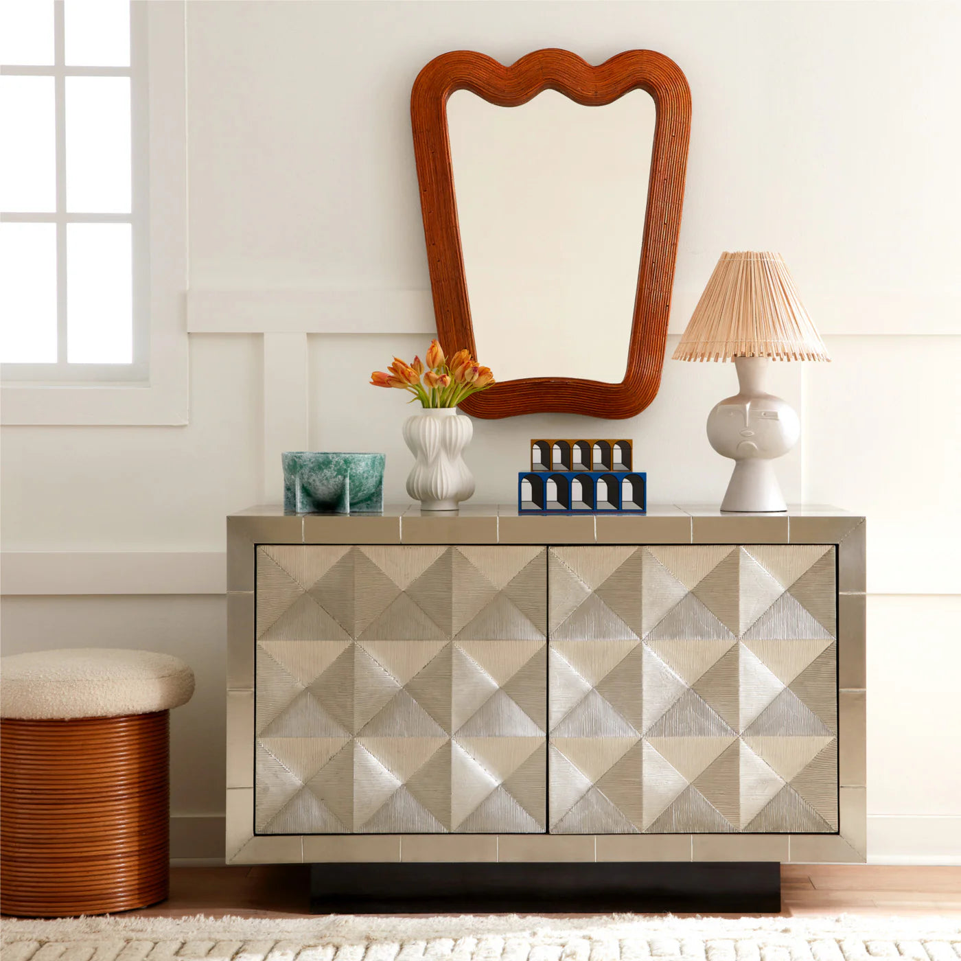 Ensemble de 2 boîtes Arcade Jonathan Adler présentée sur une commode.