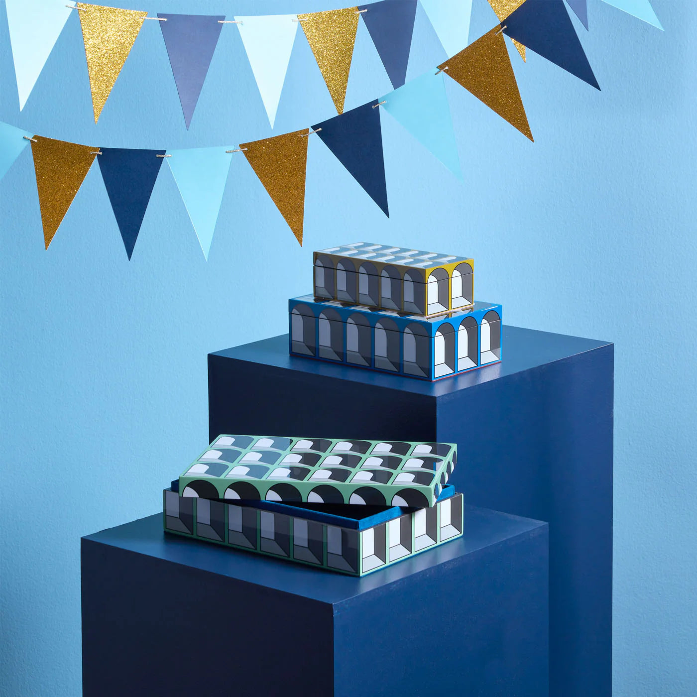 Ensemble des 3 boîtes Arcades de Jonathan Adler sur piliers bleus