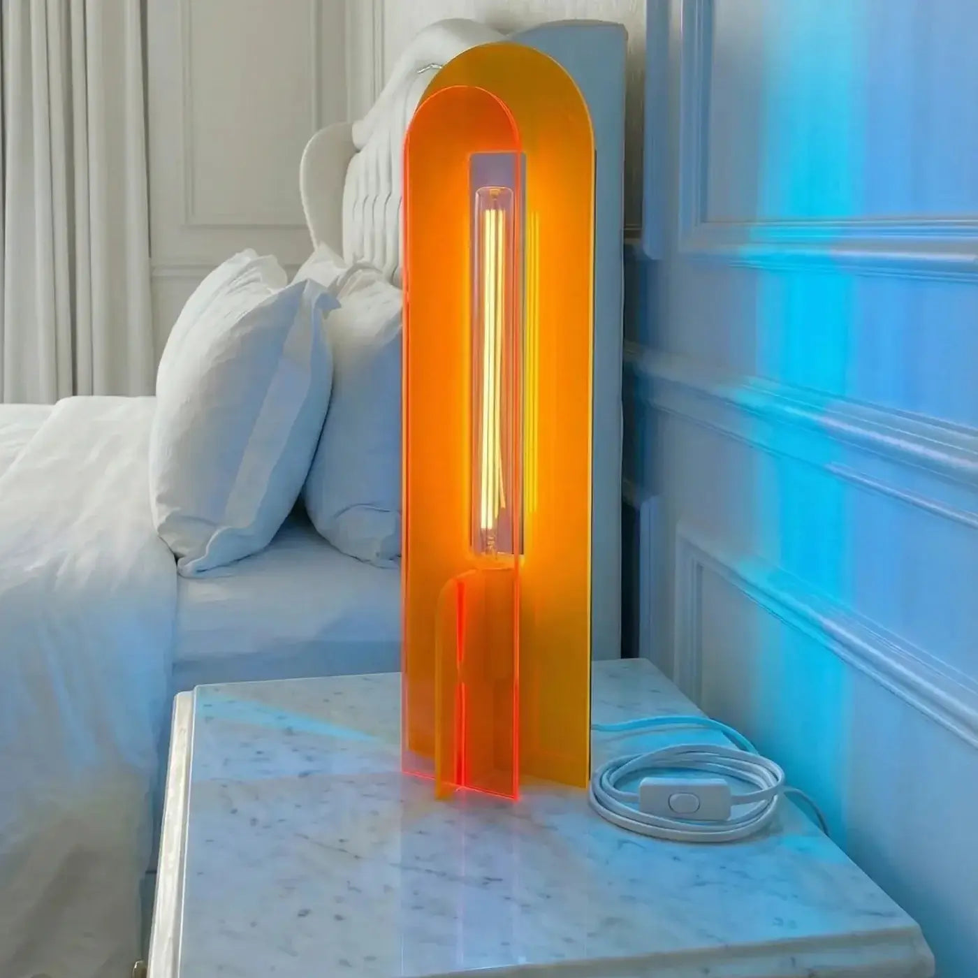 Lampe Andy bleu, jaune et orange dans une chambre