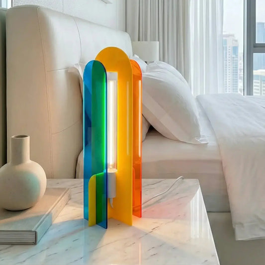 Lampe Andy bleu, jaune et orange dans une chambre