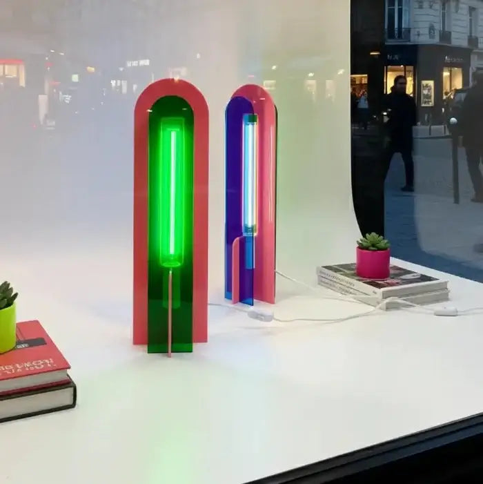 2 lampes Andy bleu, rose et vert dans une vitrine