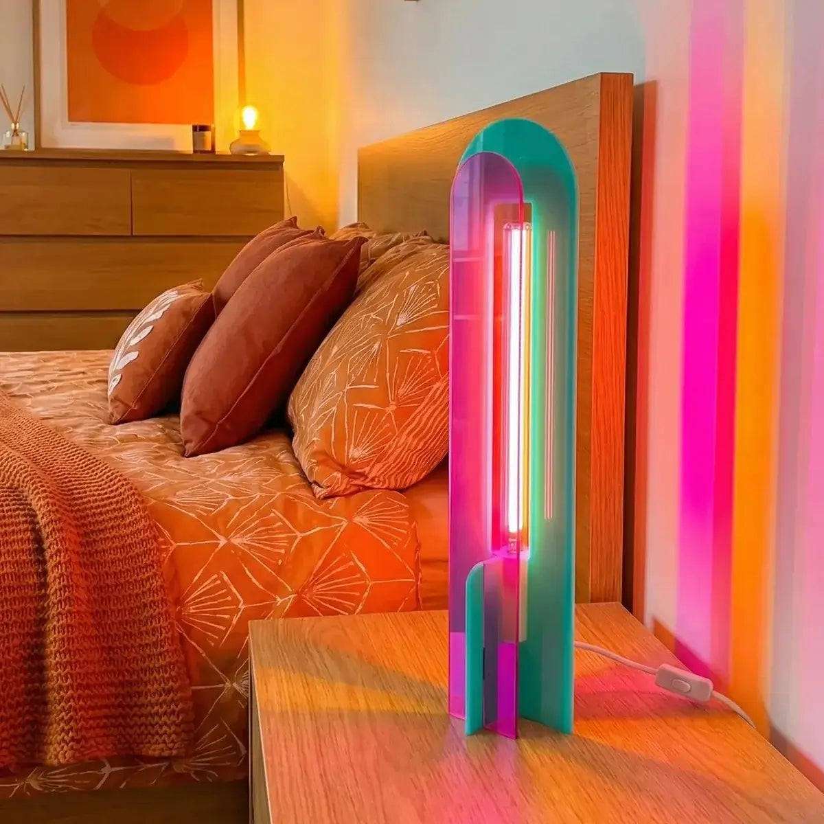 Lampe Andy violet turquoise et rose dans une chambre