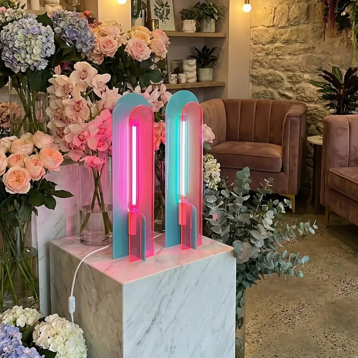 Lampes Andy violet turquoise rose dans un salon rempli de fleurs