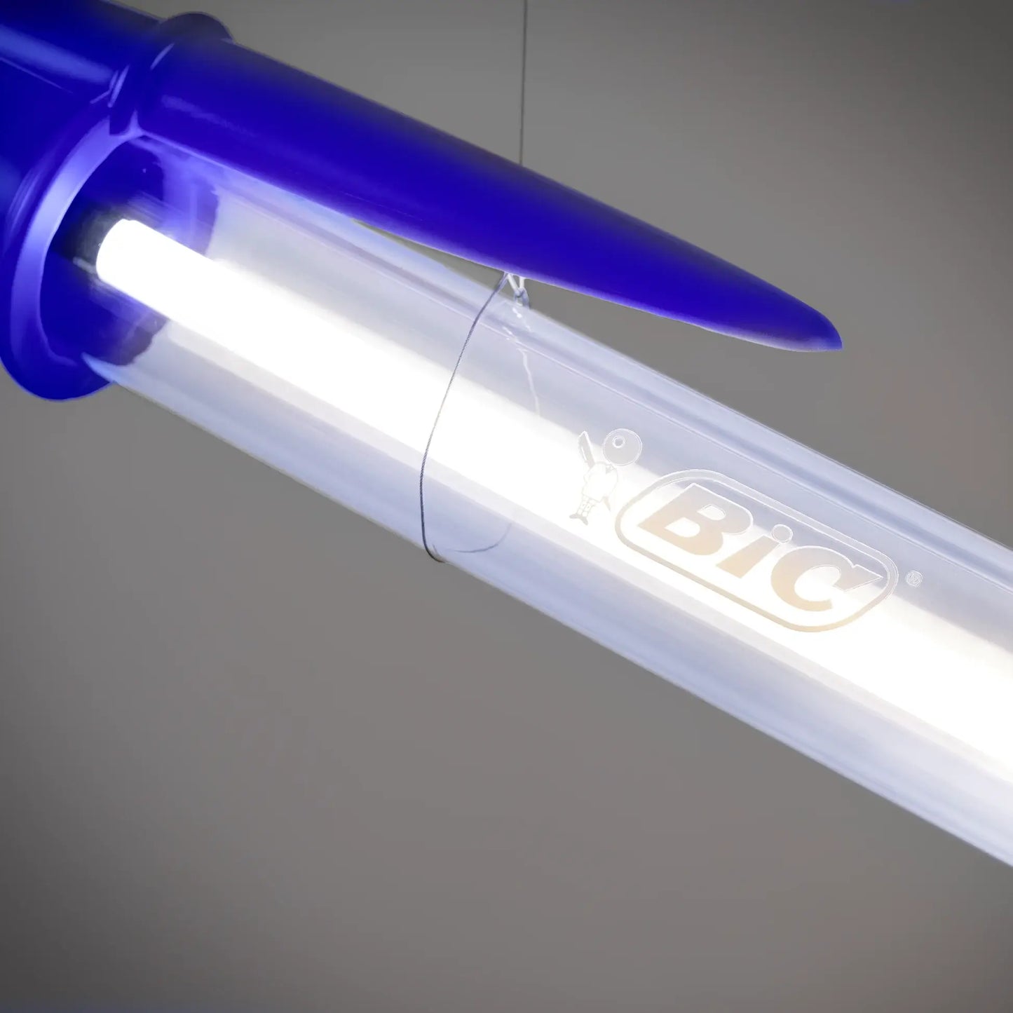 detail lampe bic seletti bleue logo bic et tube lumineux