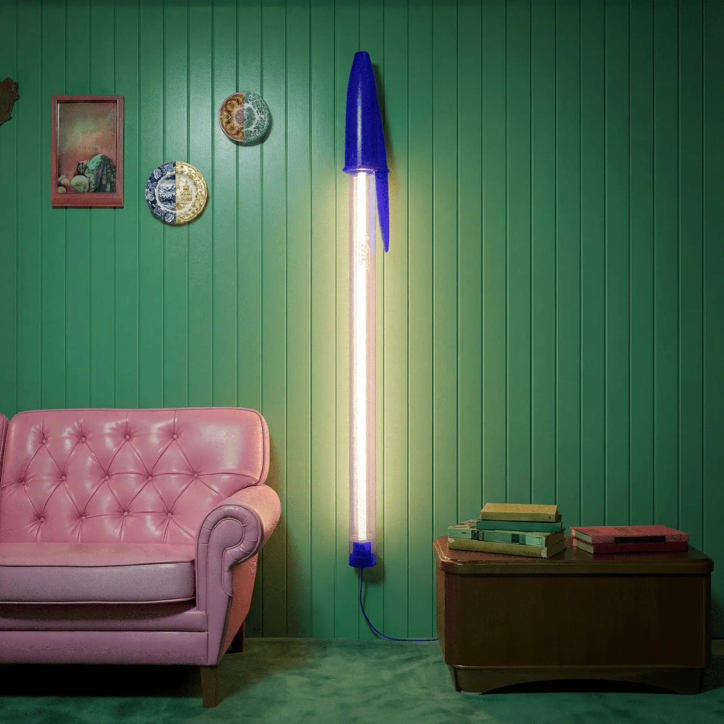 lampe bic seletti bleue dans un salon design pop avec mur vert et fauteuil rose