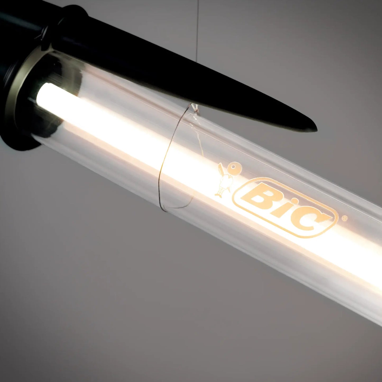 detail lampe bic seletti noire logo bic et tube lumineux