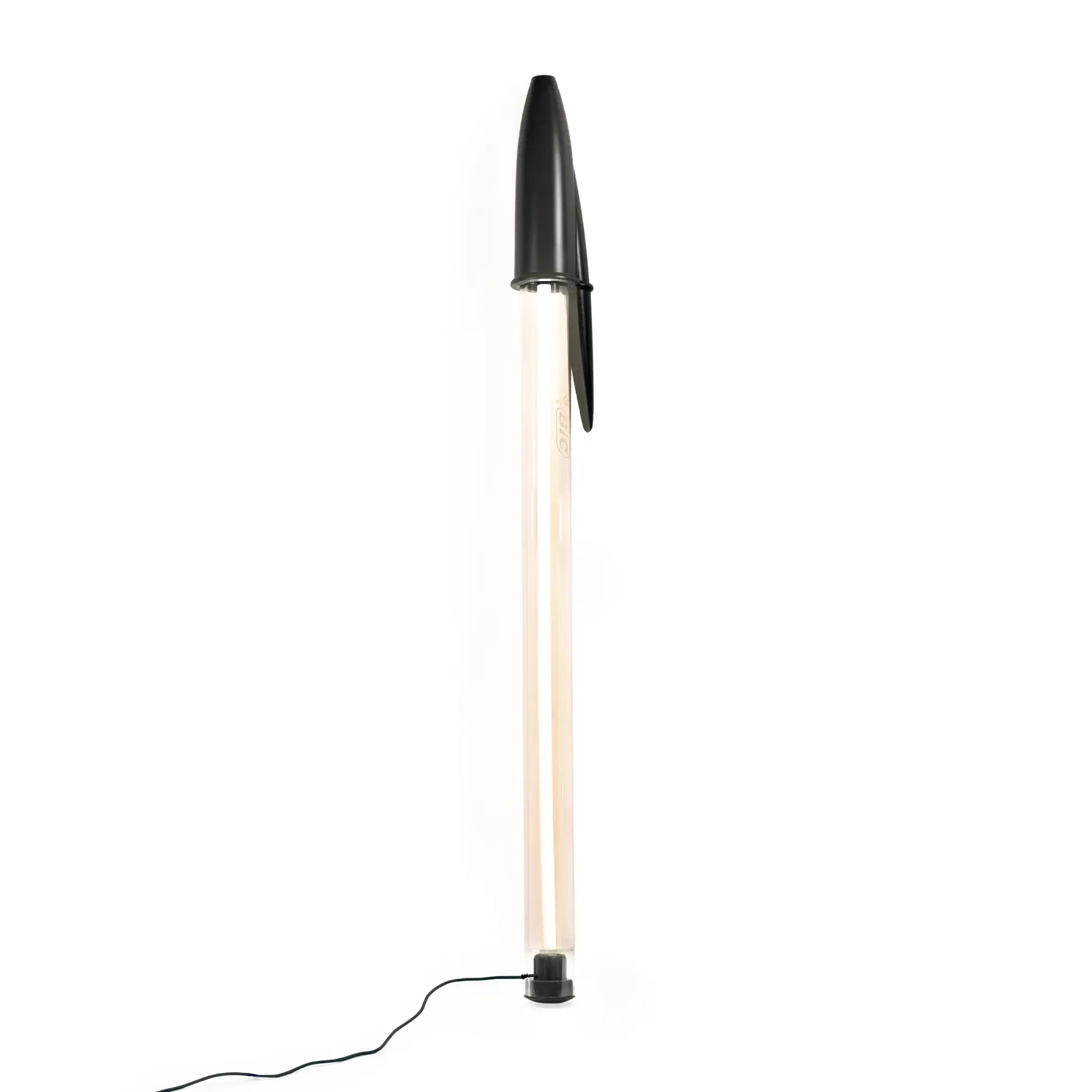 lampe bic seletti noire lampadaire design allumee