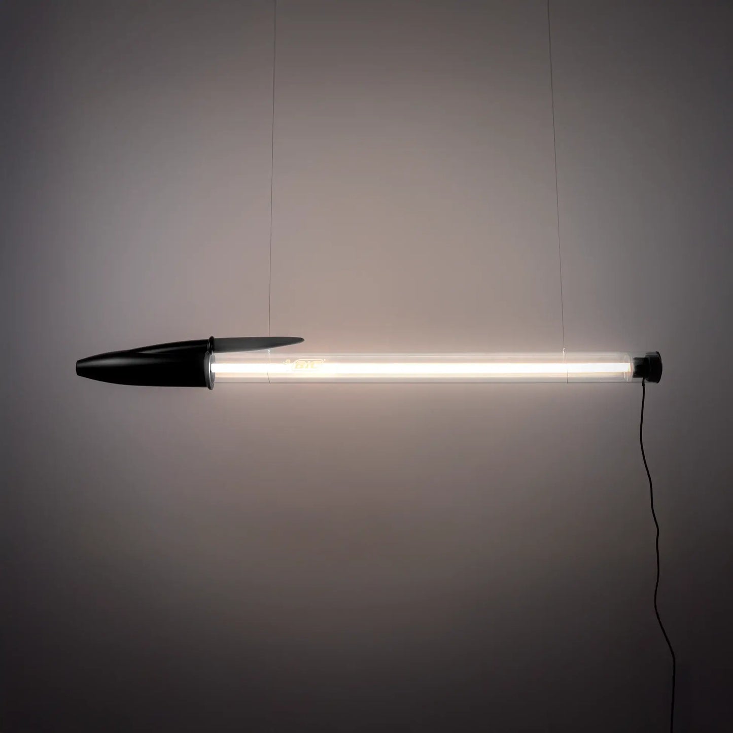 lampe bic seletti noire suspension horizontale moderne