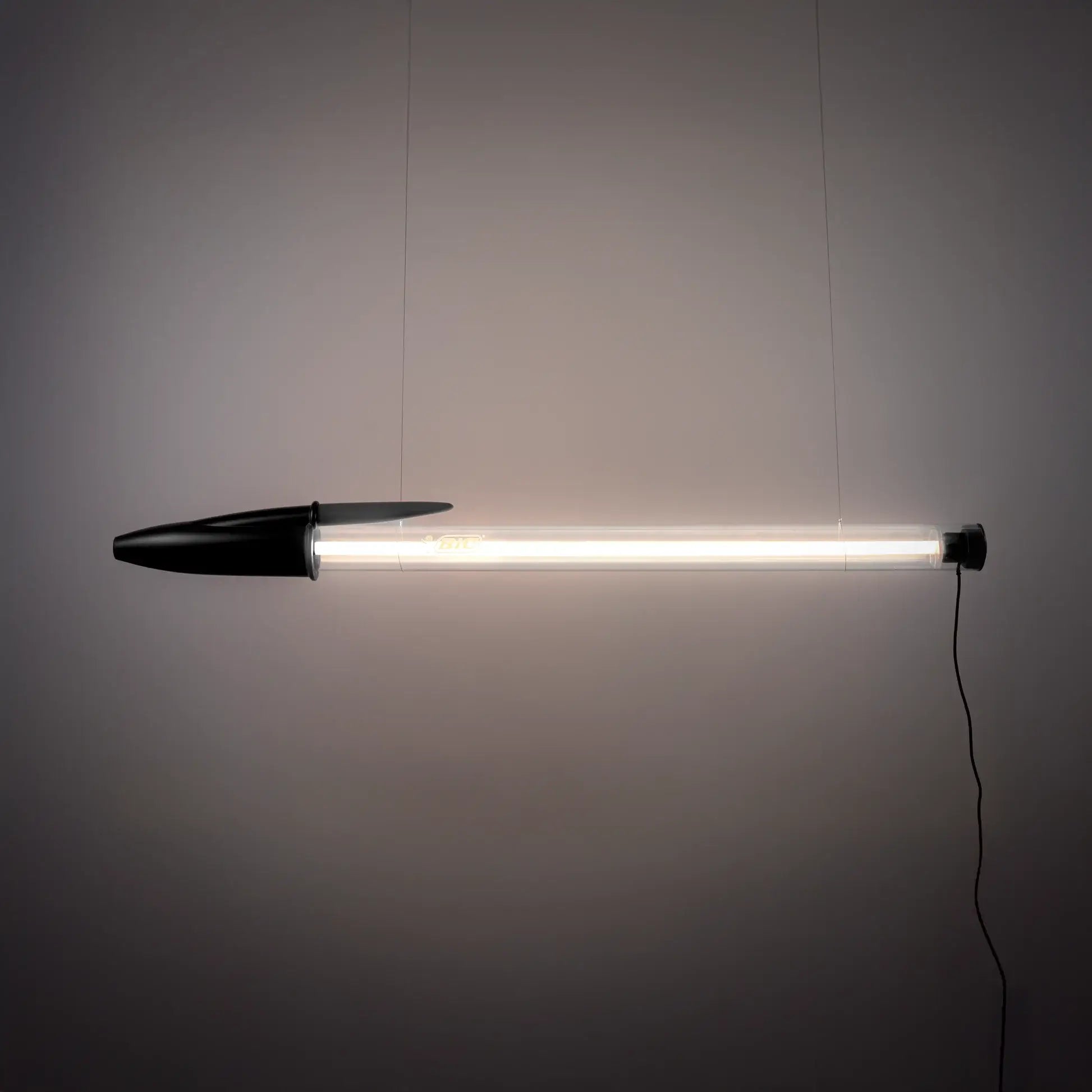lampe bic seletti noire suspension horizontale moderne