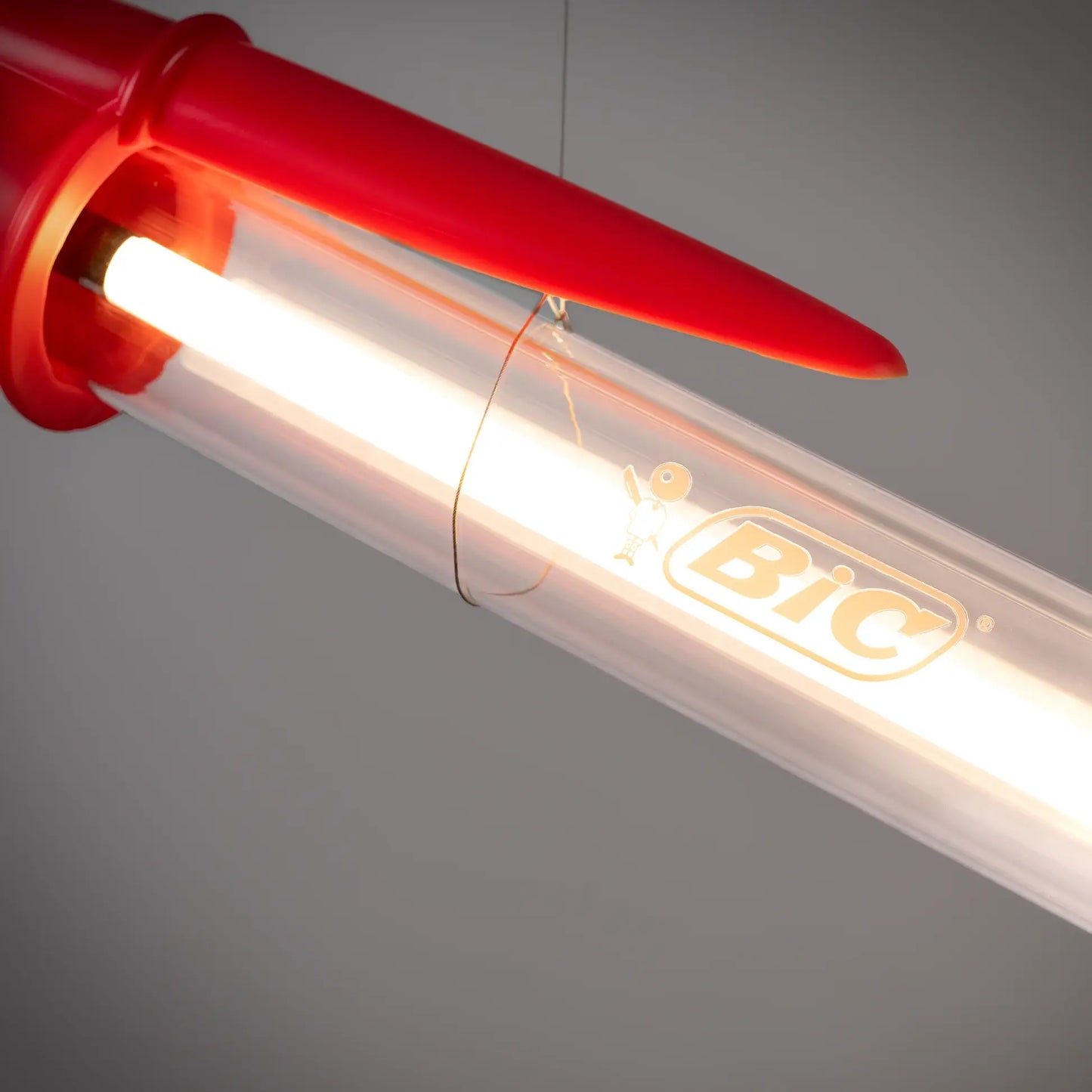detail lampe bic seletti rouge logo bic et tube lumineux
