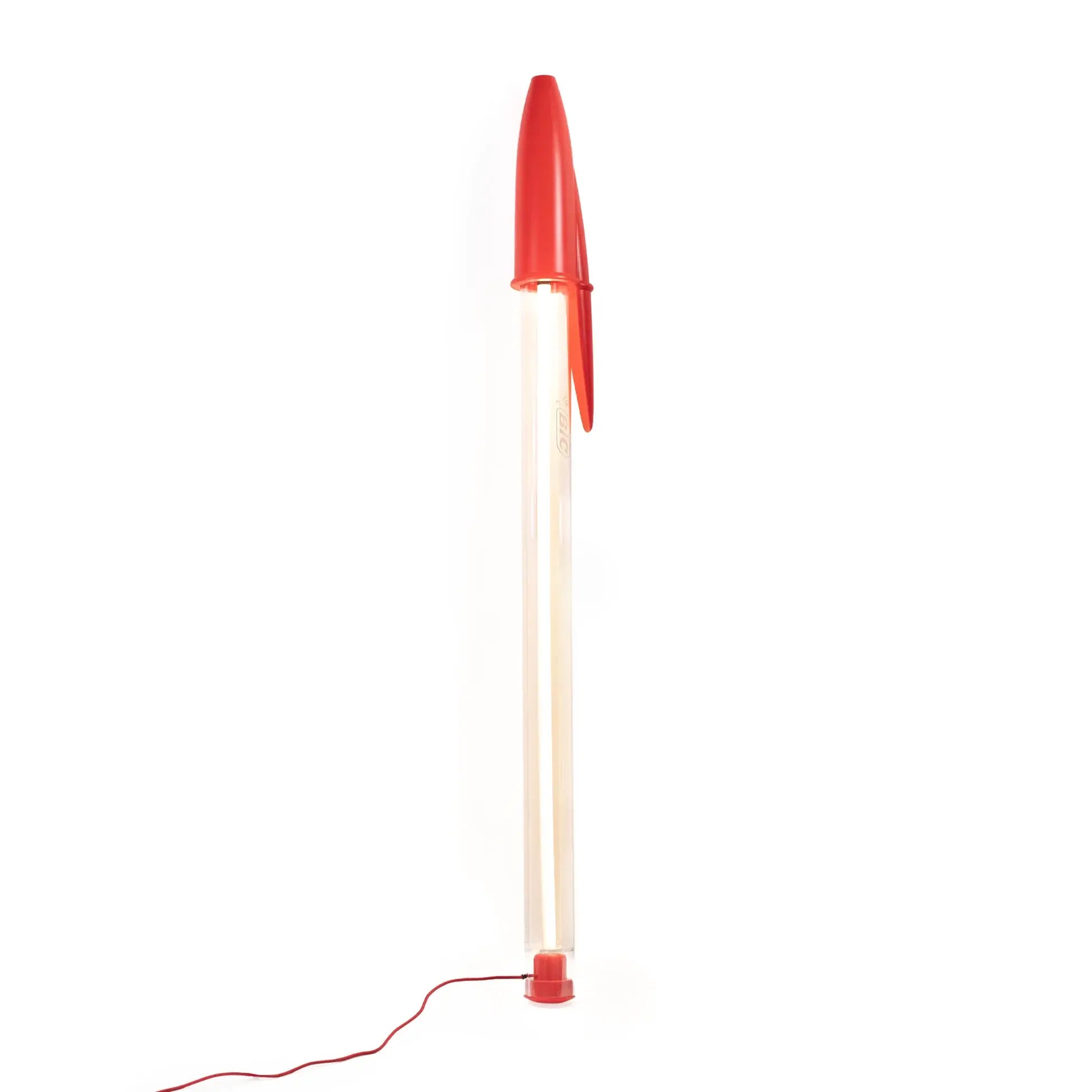 lampe bic seletti rouge lampadaire design allumee