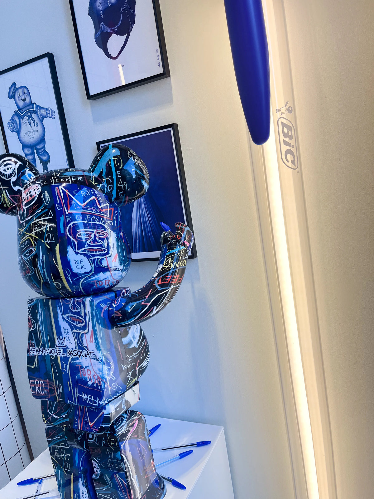Lampe BIC bleue Seletti dans la vitrine de Memento Mori