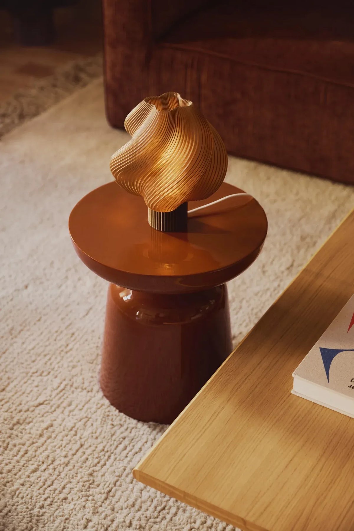 Lampe de table Soft Serve Caramel allumée