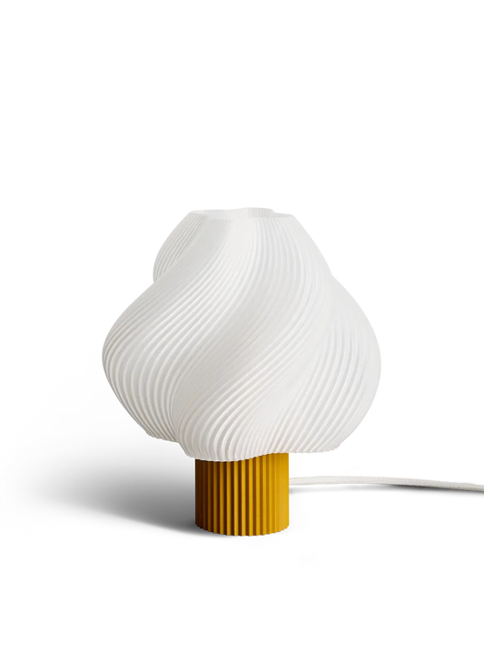 Lampe de table Soft Serve Cloudberry de Crème Atelier - Pied jaune safran