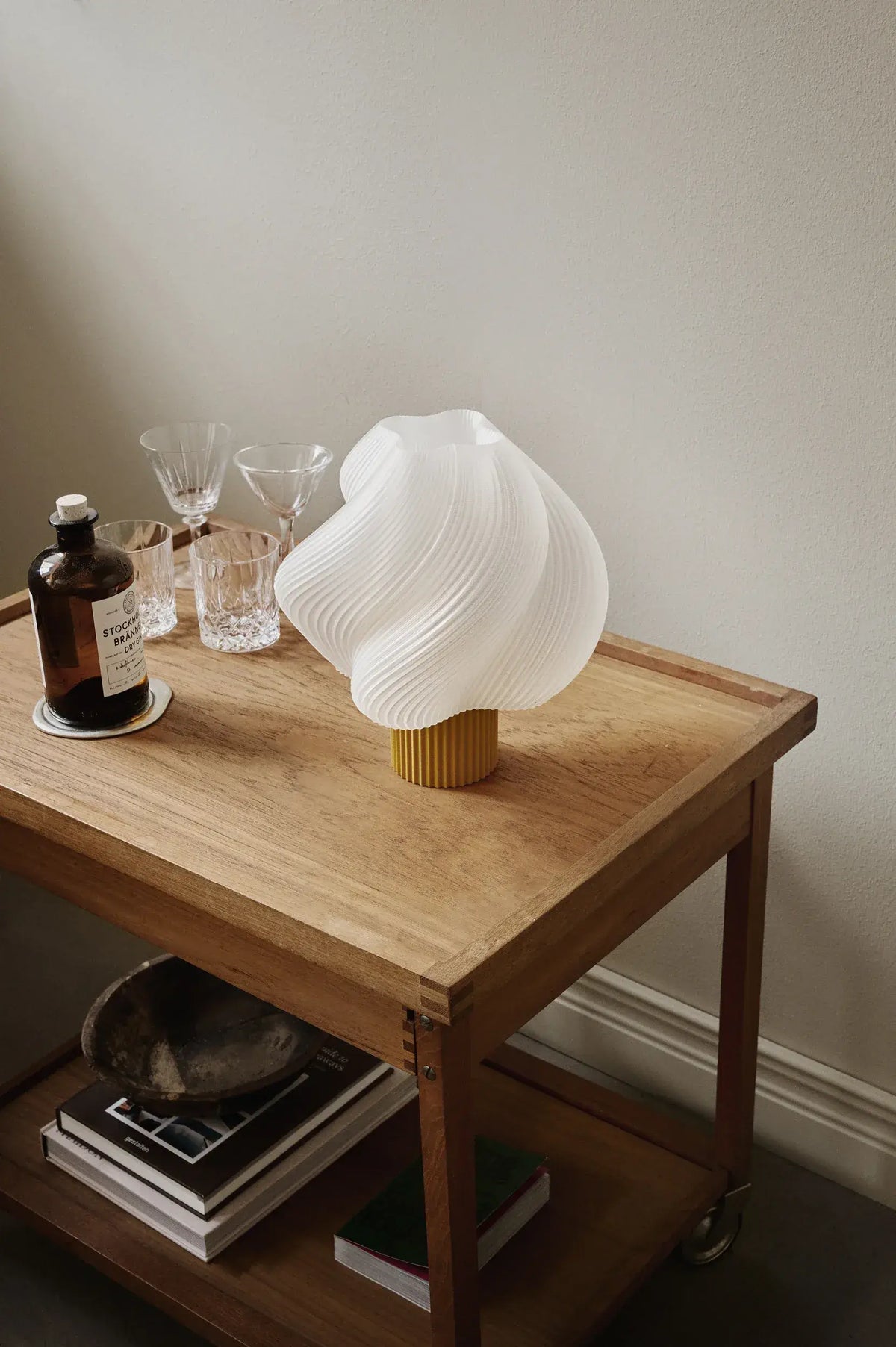Lampe de table Soft Serve Cloudberry sur une table en bois