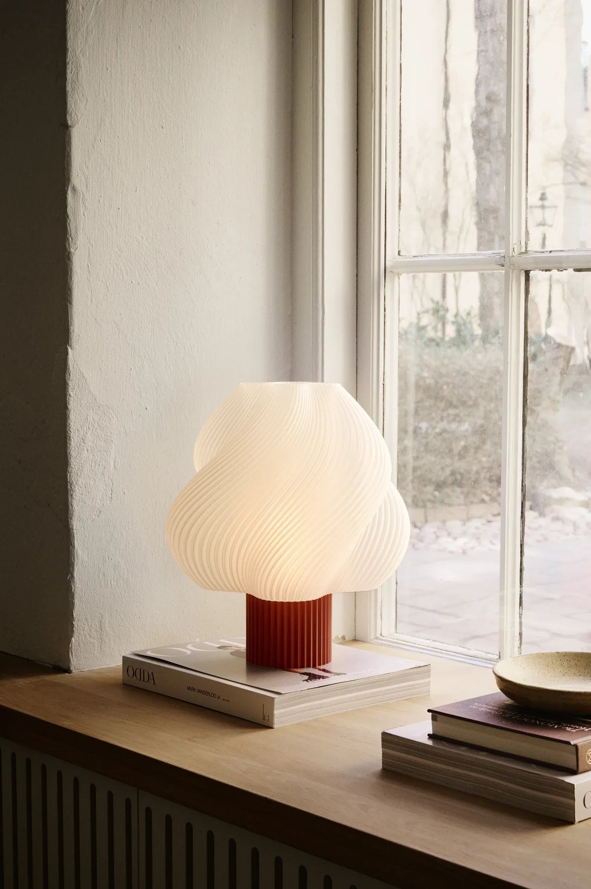 Lampe de table Soft Serve Grande Rhubarb allumée