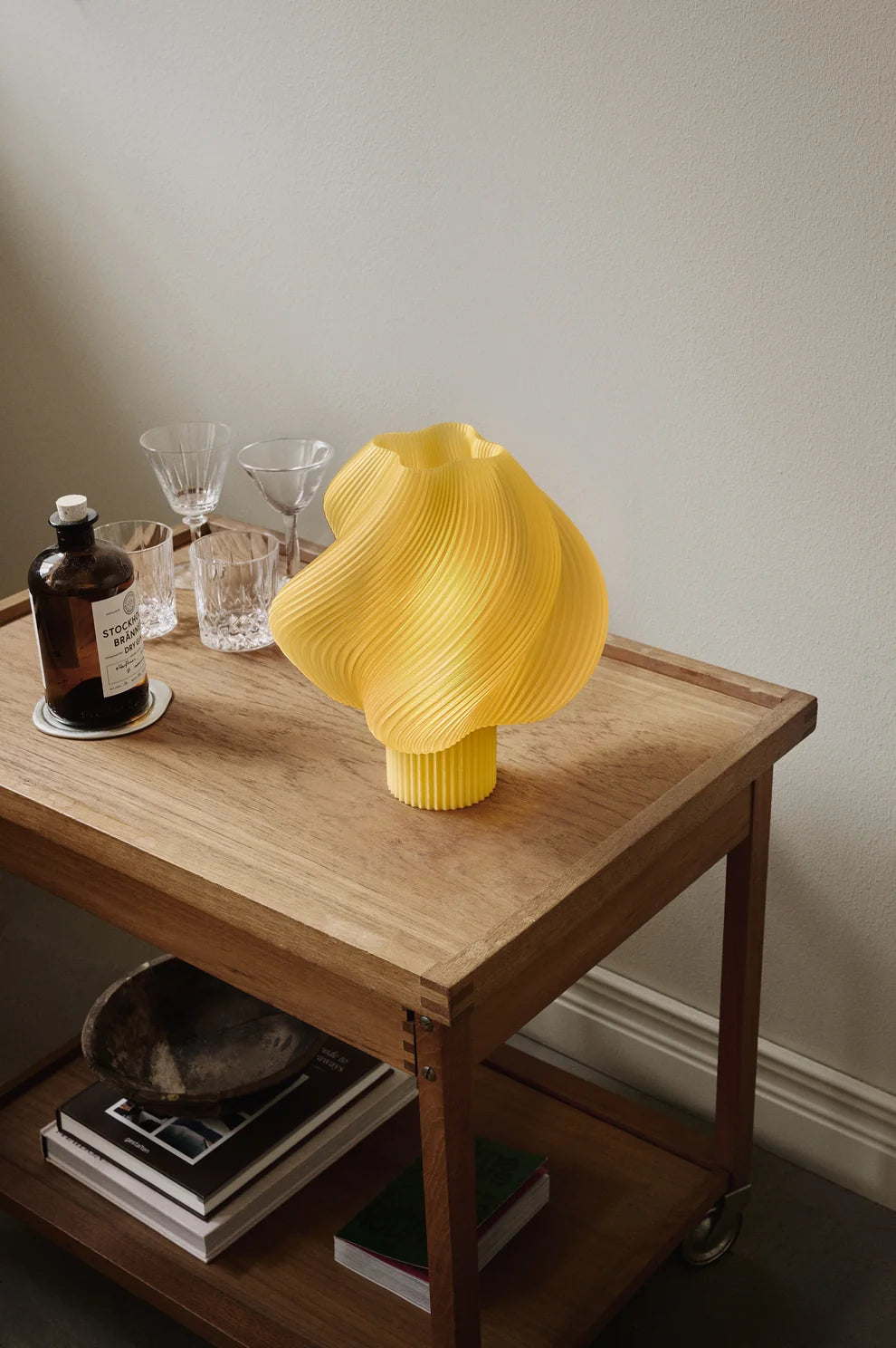 Lampe de table Soft Serve Limoncello Sorbet allumée sur une table en bois